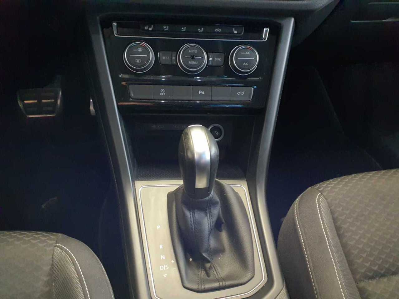 Volkswagen Touran 2.0 TDI Comf. Navi LED RFK SHZ 12