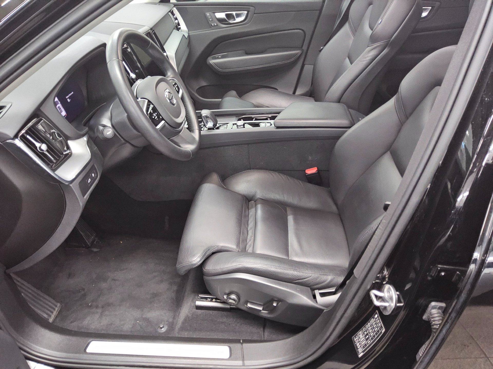 Volvo XC60 T6 AWD Plus Bright Recharge Plug-In Pano 9