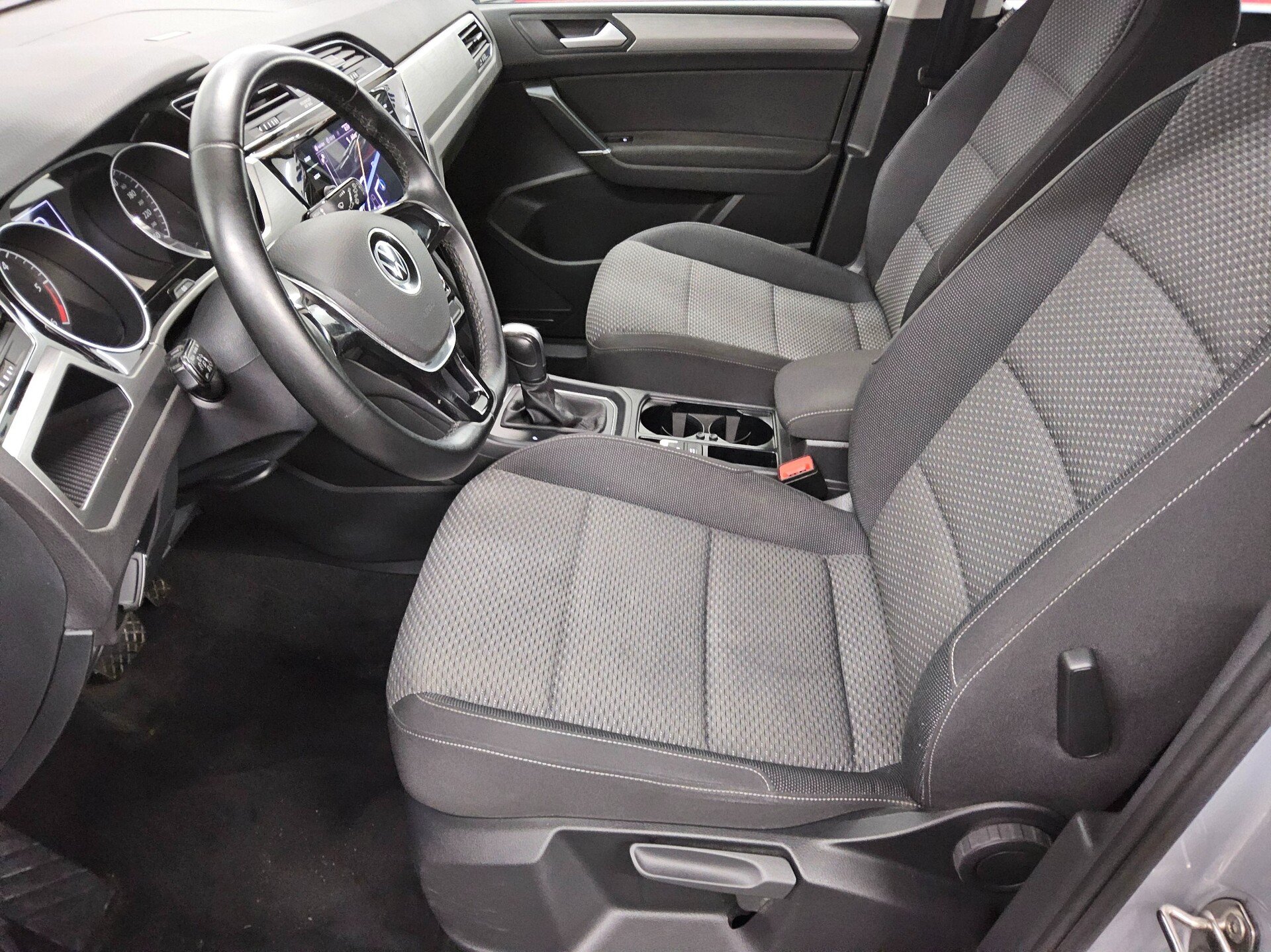 Volkswagen Touran 2.0 TDI Comf. Navi PDC SHZ BT 8