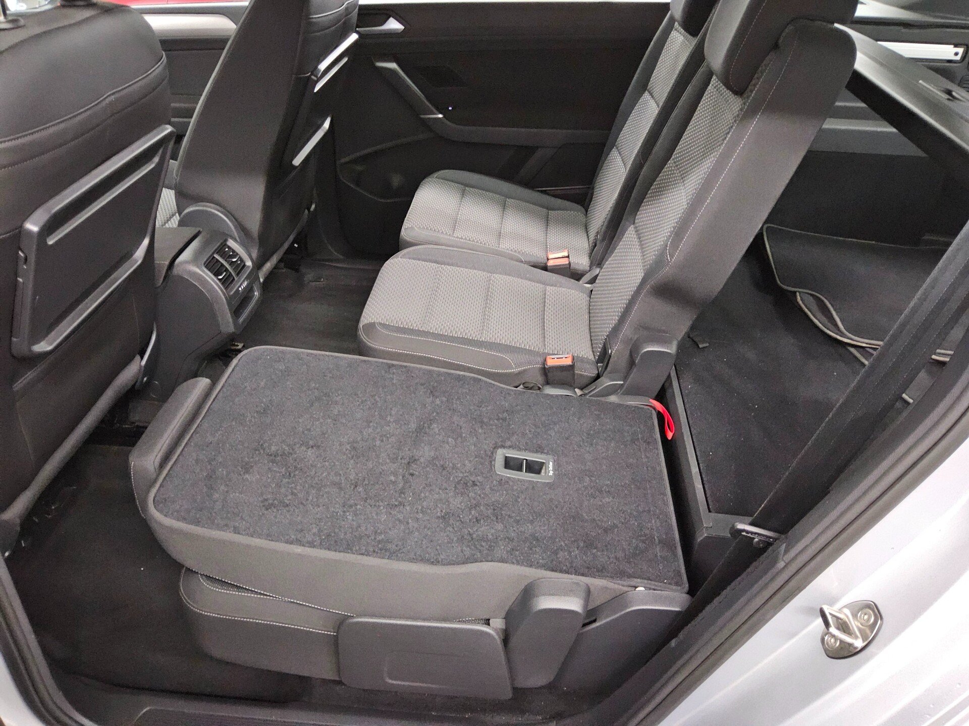 Volkswagen Touran 2.0 TDI Comf. Navi PDC SHZ BT 12