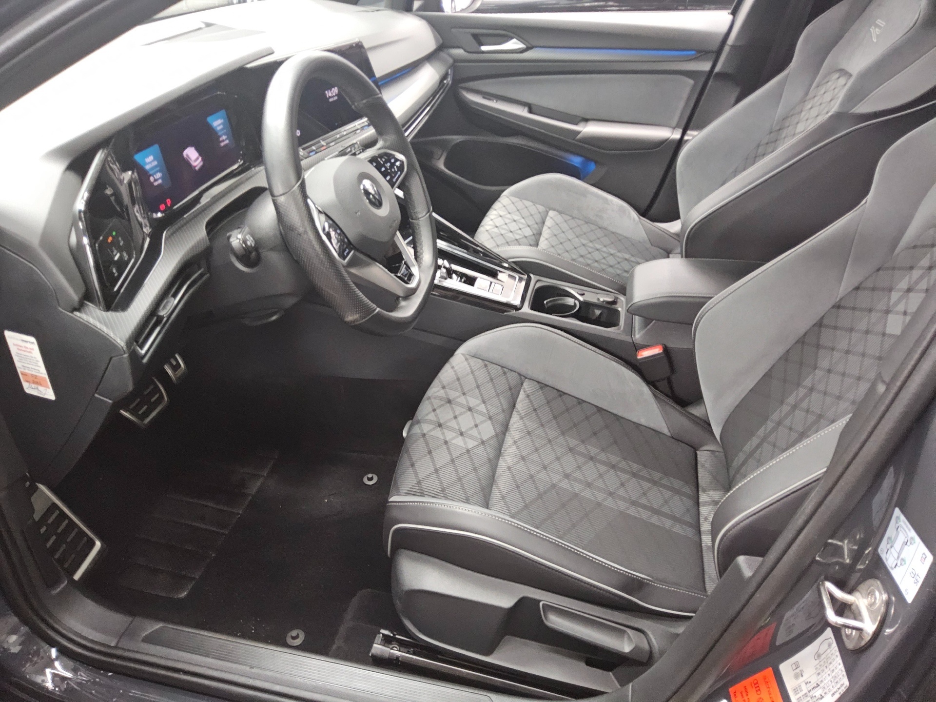 Volkswagen Golf-8 Var. 2.0 TDI R-Line Navi LED DC ACC Shz 9
