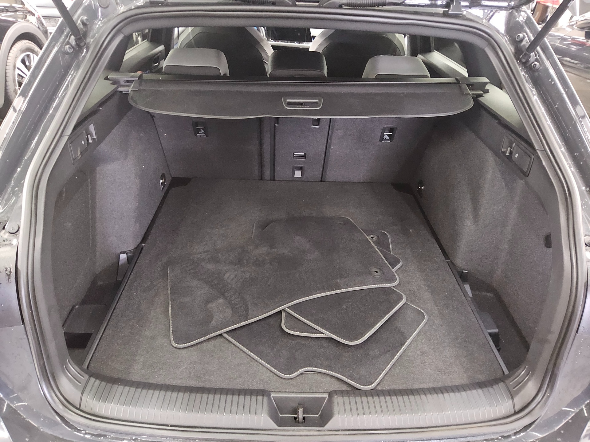 Volkswagen Golf-8 Var. 2.0 TDI R-Line Navi LED DC ACC Shz 13
