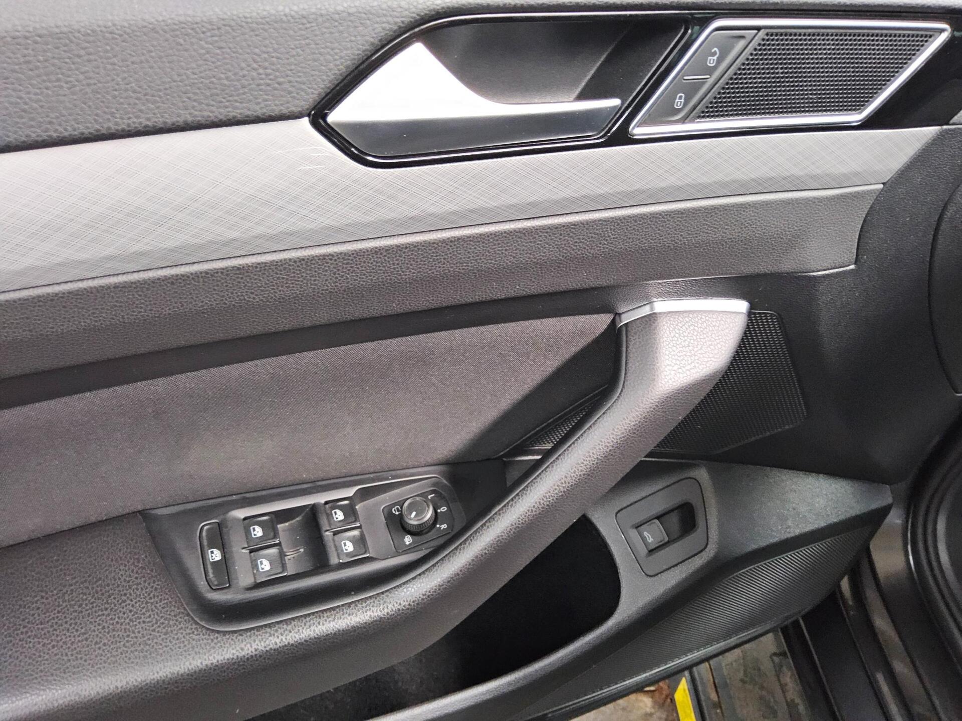 Volkswagen Passat Variant 2.0 TDI Business Navi LED 4xShz StHzg. AHK RFK 9