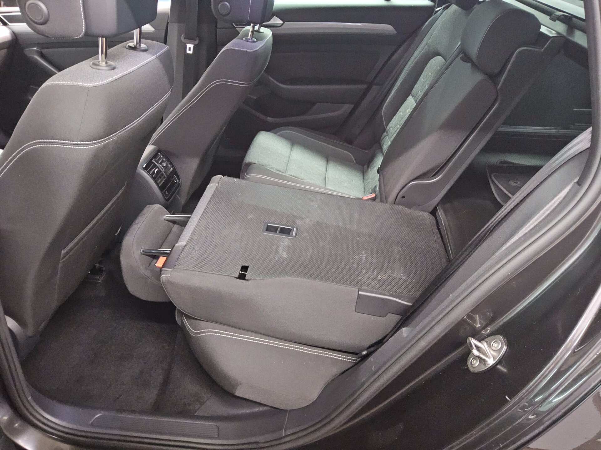 Volkswagen Passat Variant 2.0 TDI Business Navi LED 4xShz StHzg. AHK RFK 12