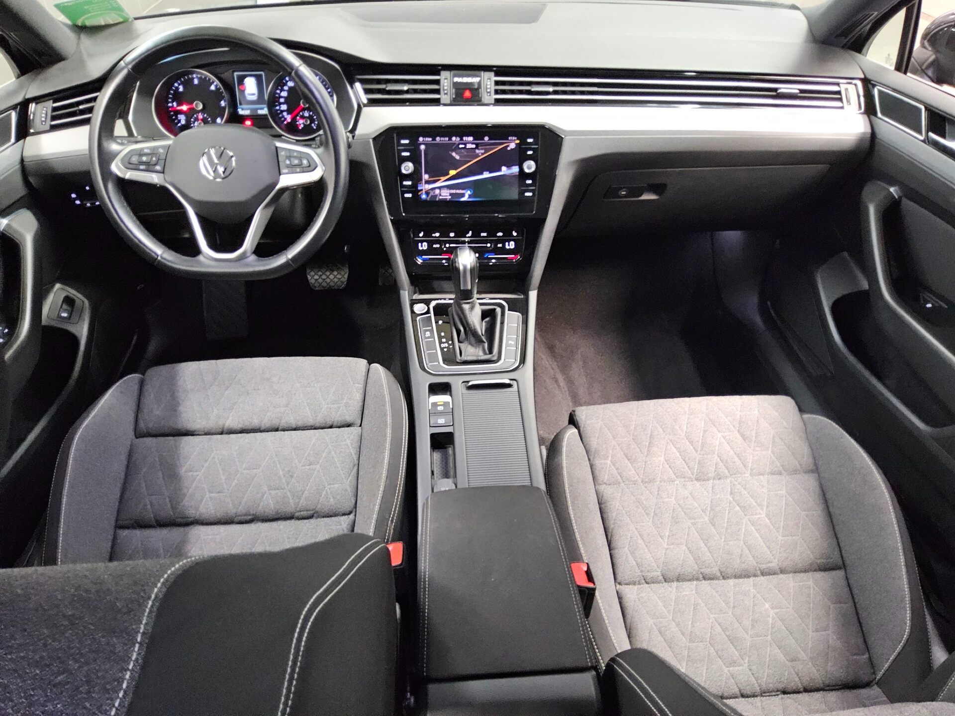 Volkswagen Passat Variant 2.0 TDI Business Navi LED 4xShz StHzg. AHK RFK 5