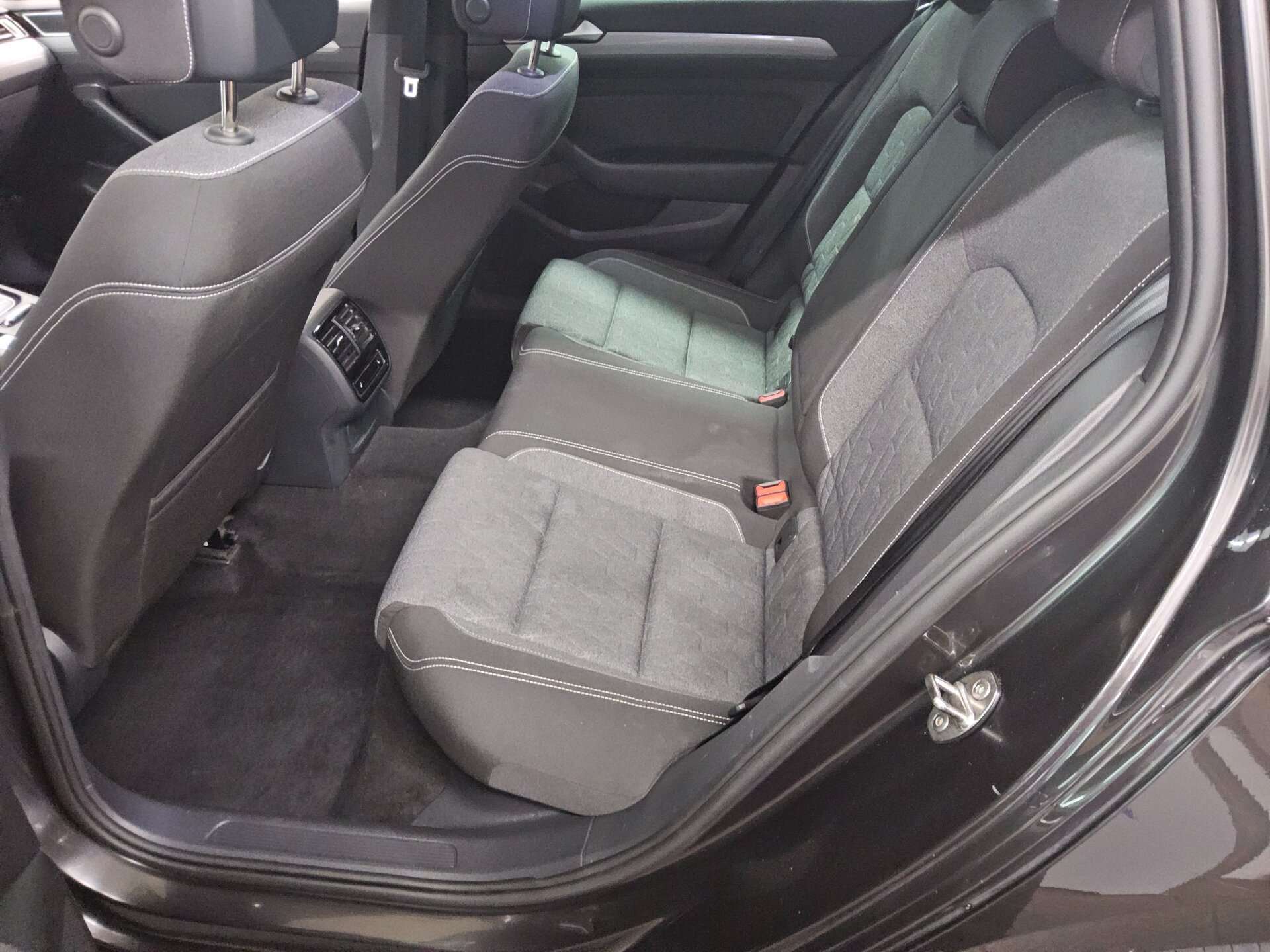 Volkswagen Passat Variant 2.0 TDI Business Navi LED 4xShz StHzg. AHK RFK 13
