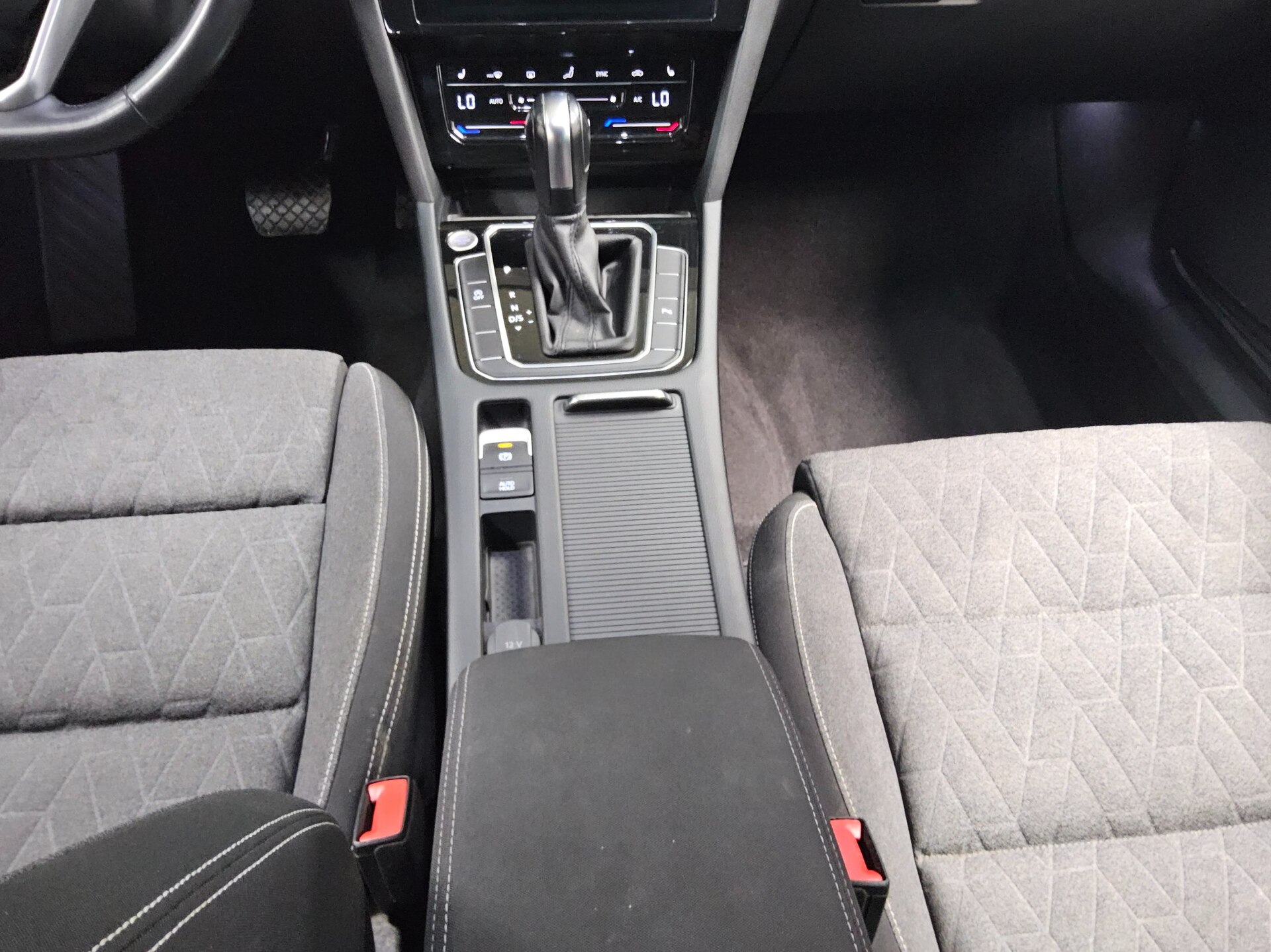Volkswagen Passat Variant 2.0 TDI Business Navi LED 4xShz StHzg. AHK RFK 6