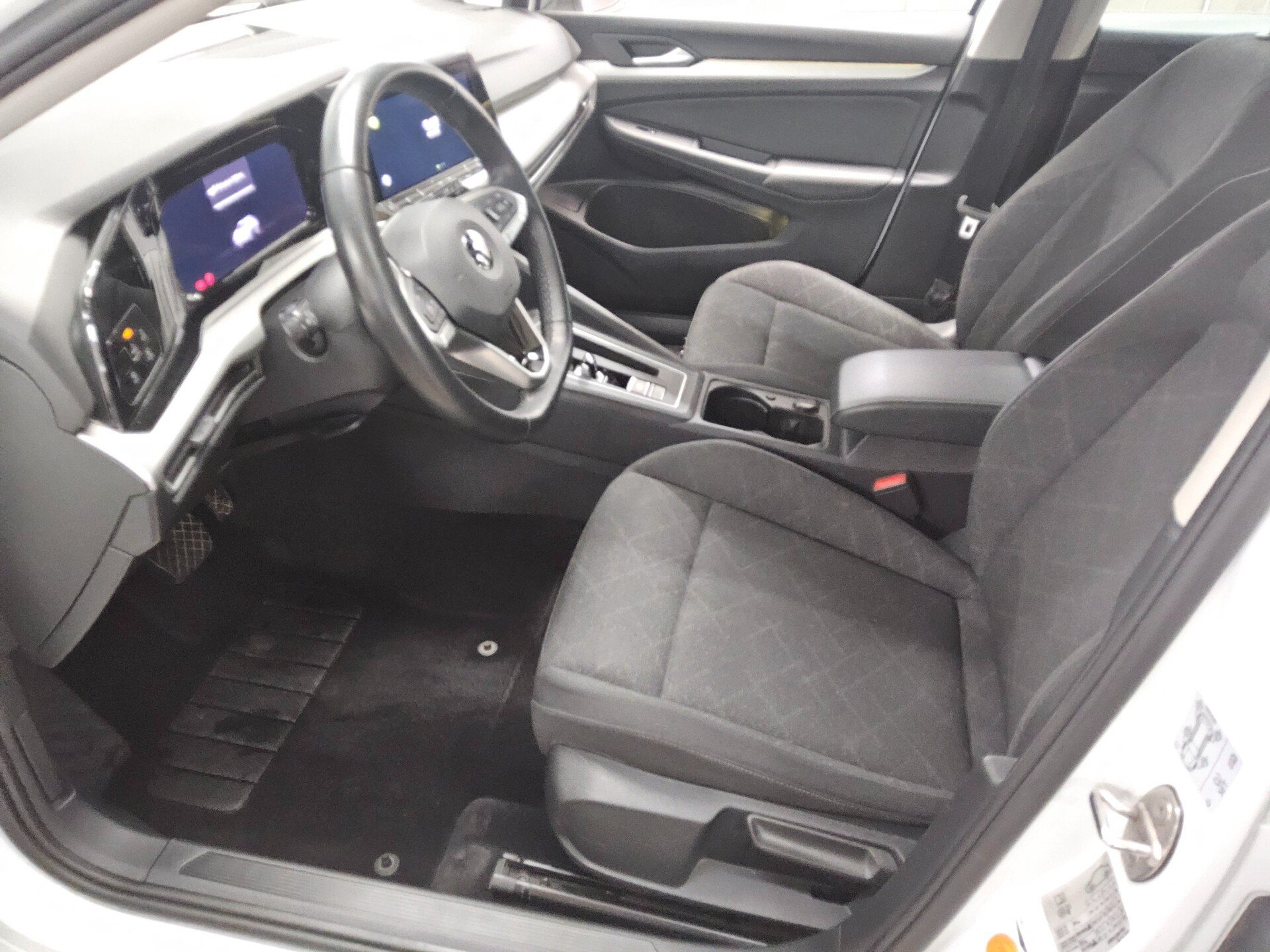 Volkswagen Golf-8 Var. 2.0 TDI Life Navi LED DC ACC AHK Shz 9