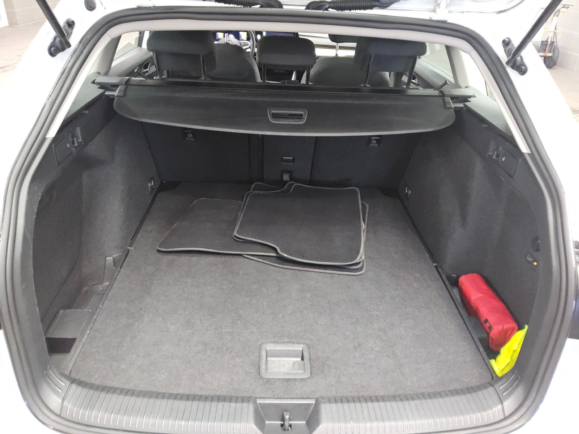 Volkswagen Golf-8 Var. 2.0 TDI Life Navi LED DC ACC AHK Shz 12
