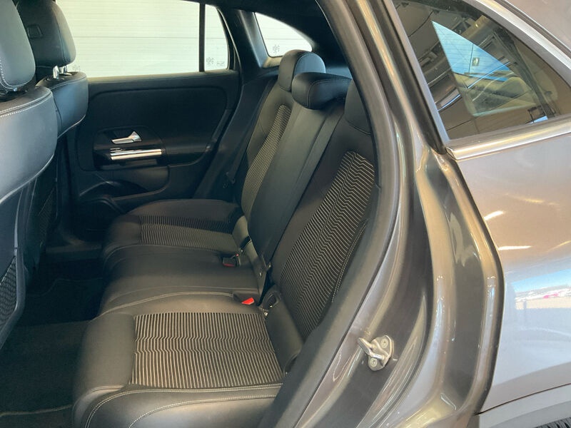 Mercedes-Benz GLA 200 NAVI KLIMAAUT LED SHZ PDC 12