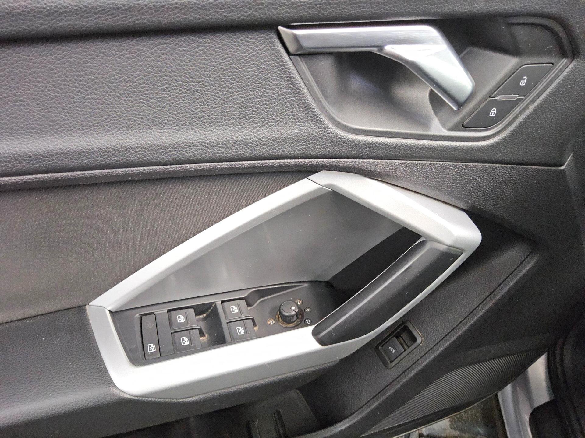 Audi Q3 35 TDI Navi LED virtual AHK PDC Tempomat 10
