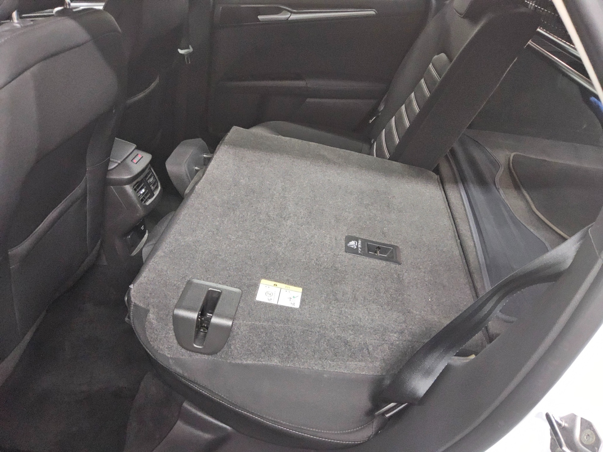 Ford Mondeo Turnier 2.0 EB Trend Navi LED Shz PDC 12