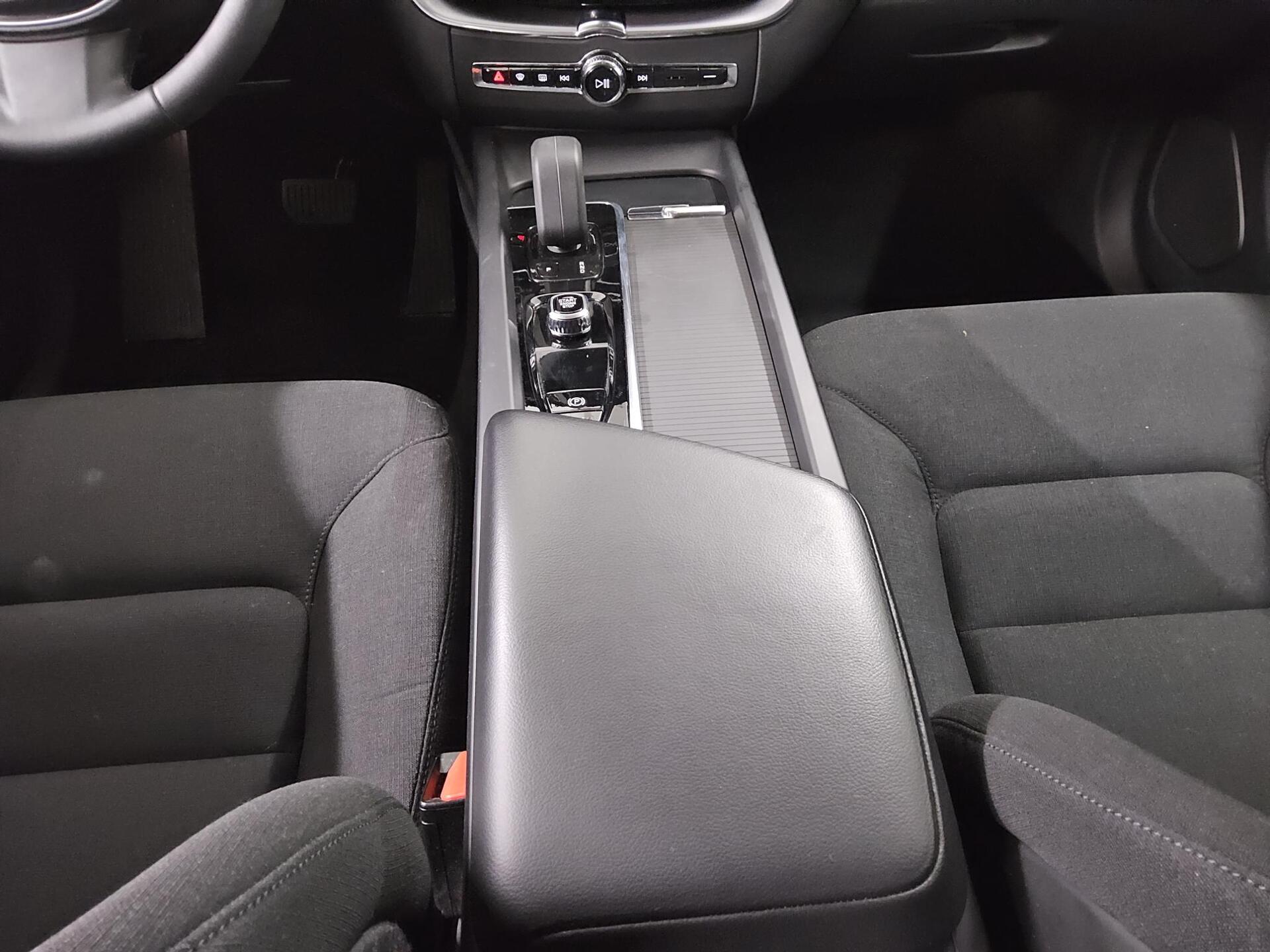 Volvo XC60 B4 D AWD Momentum Pro Navi LED 4xShz RFK 6