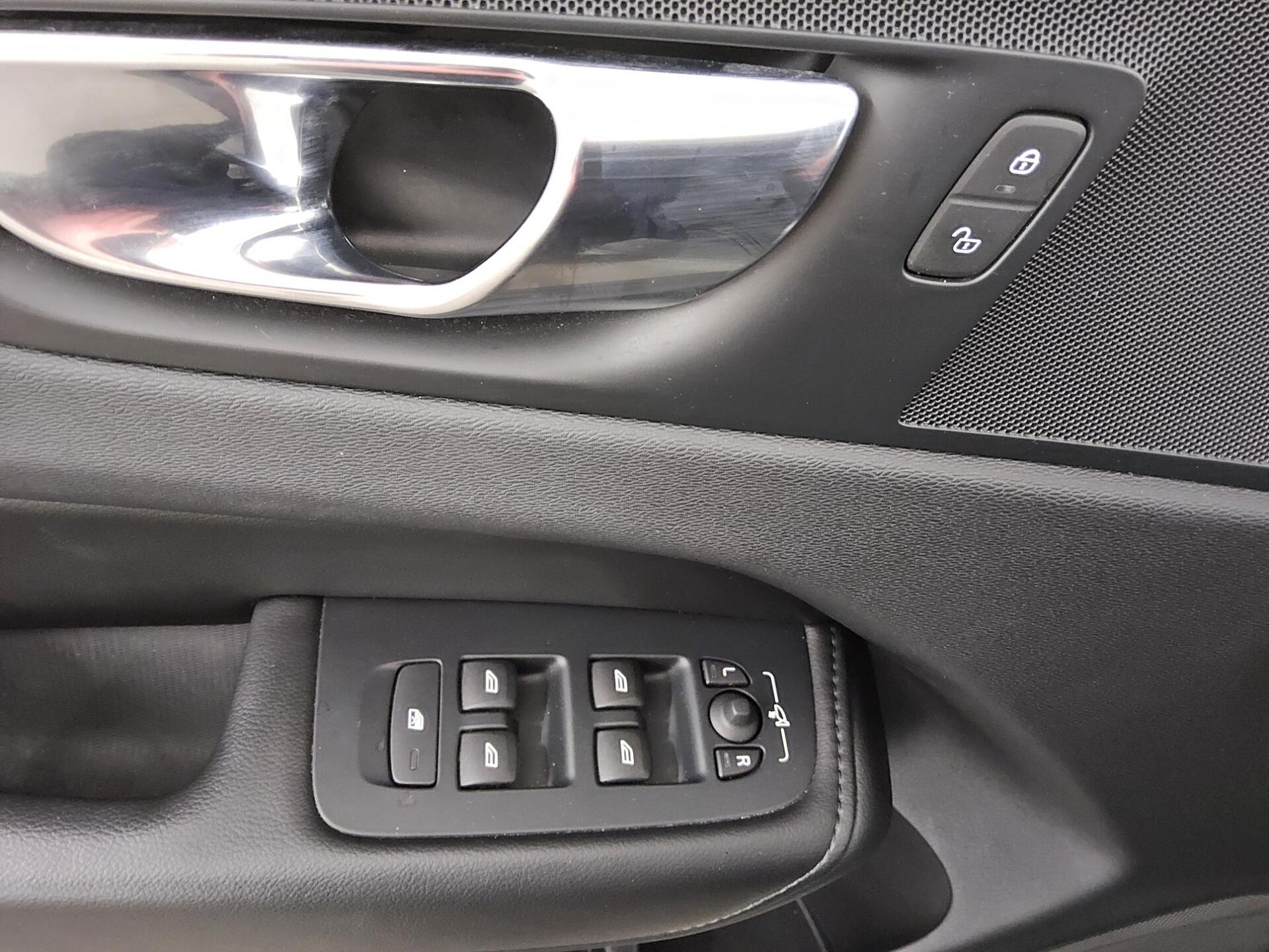 Volvo XC60 B4 D AWD Momentum Pro Navi LED 4xShz RFK 10