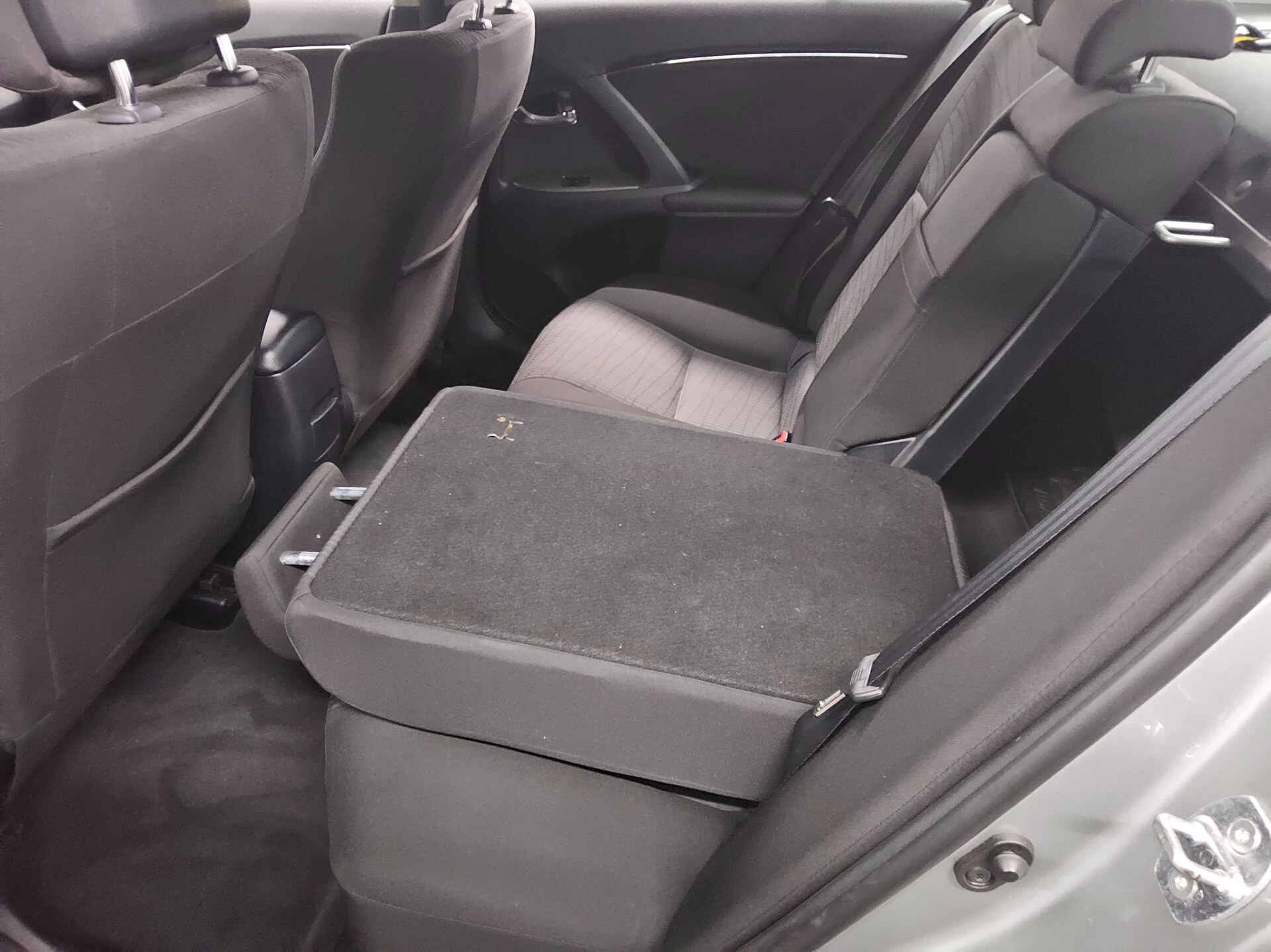 Toyota Avensis 1.6 Sol AHK Klima 12