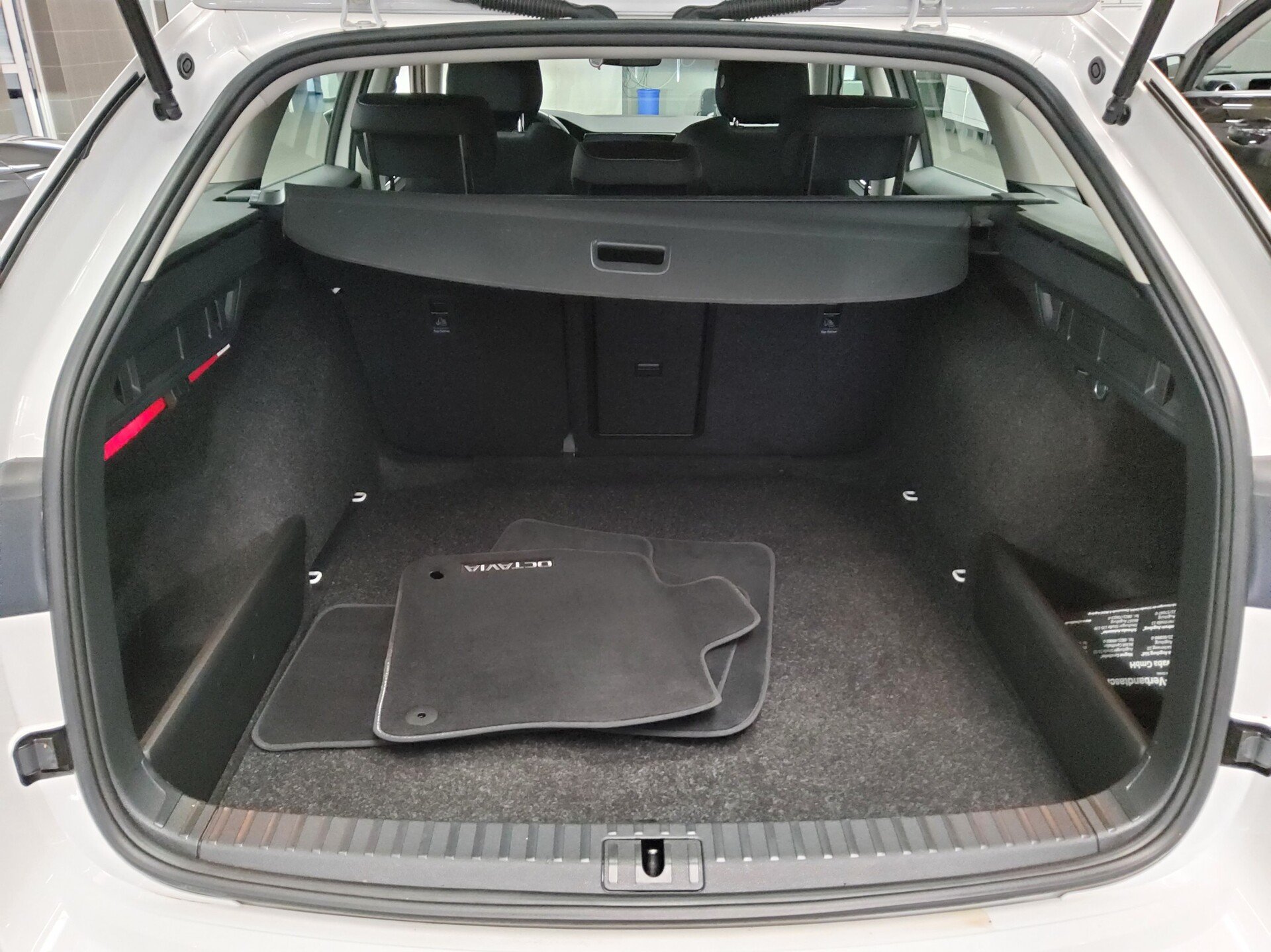 Skoda Octavia Kombi 2.0 TDI Ambition Navi LED VC RFK ACC 11
