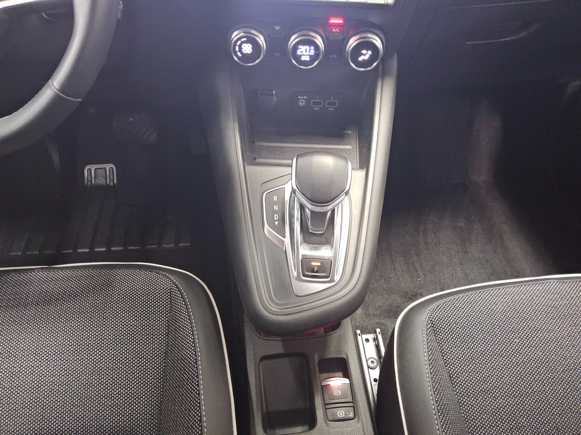 Renault Captur 1.3 TCe Intens T-Leder Navi LED AHK PDC 6
