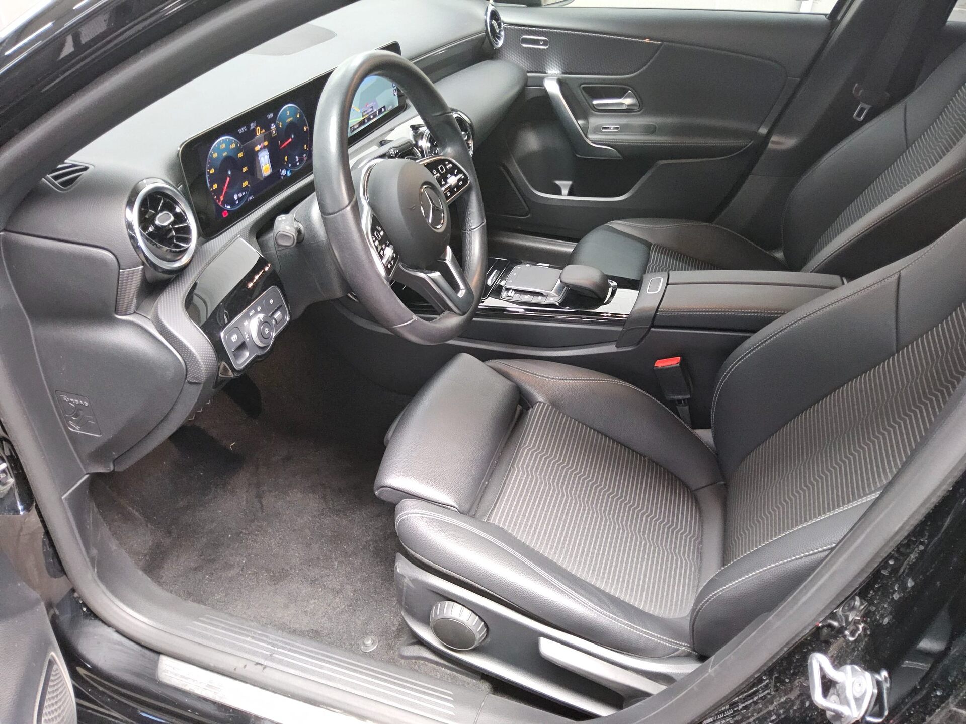 Mercedes-Benz A 220 d Progressive Night Navi LED MBUX RfK 8
