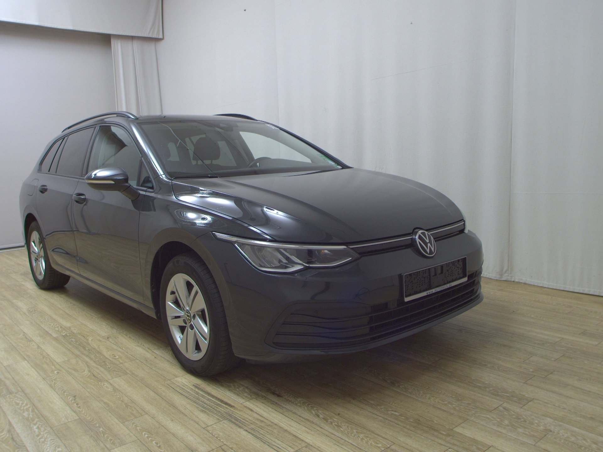 Volkswagen Golf-8 Var. 2.0 TDI Life Navi LED AID Shz PDC 3