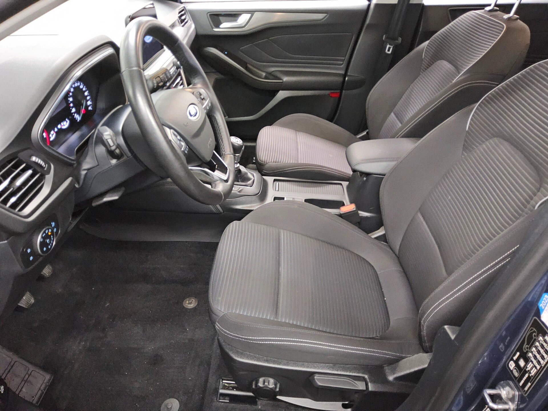 Ford Focus Turnier 1.0 EB Titanium Navi LED RFK SHZ 8