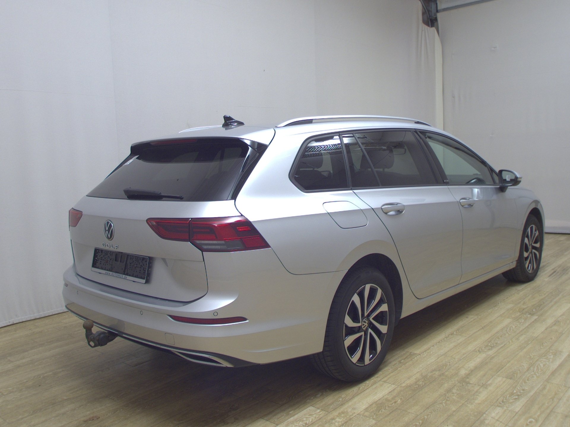 Volkswagen Golf-8 Var. 2.0 TDI Active Navi LED vc AHK StHzg 4