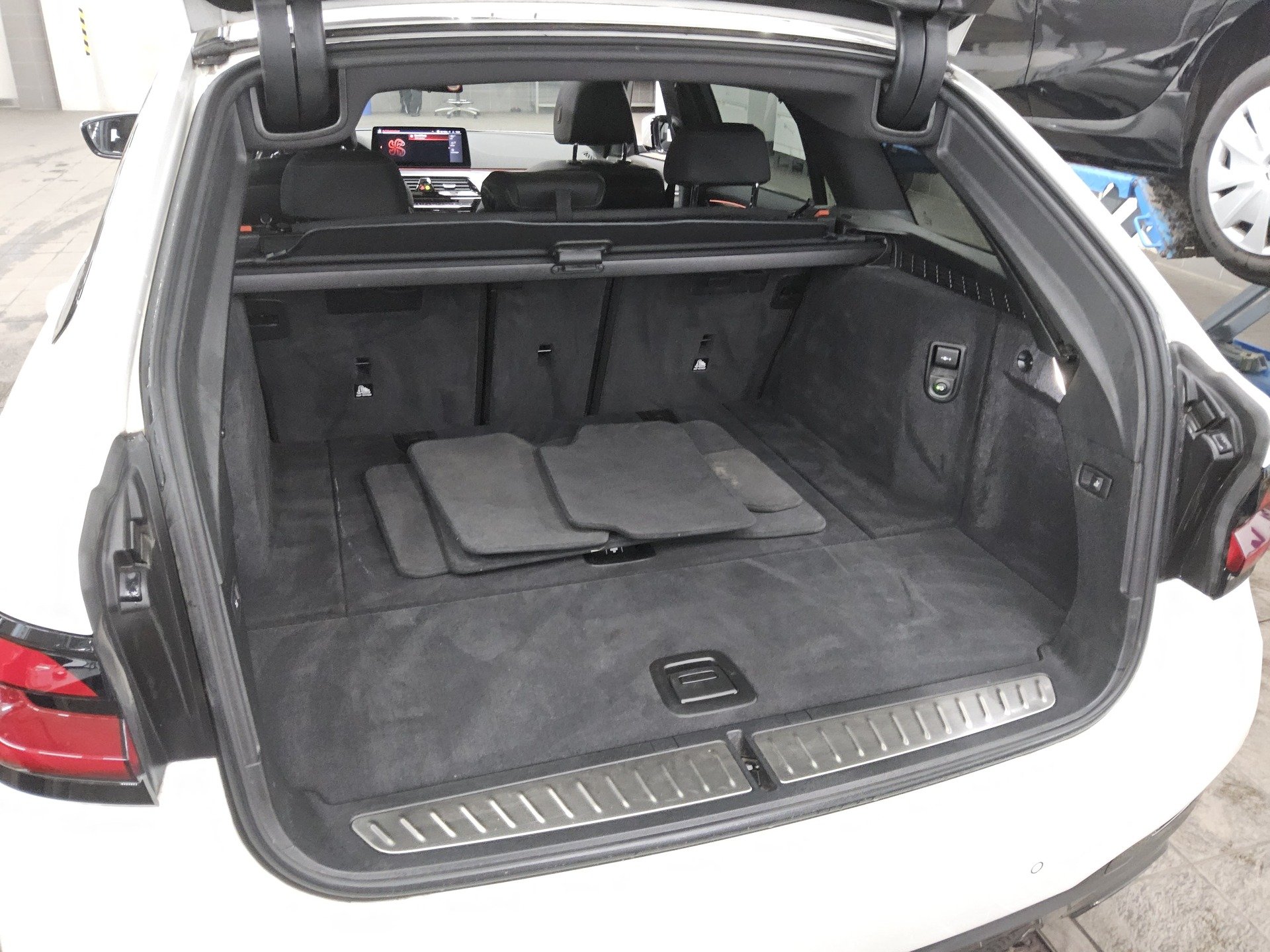 BMW 520dA Touring M-Sport Leder LC Pro Pano HiFi Ahk 12