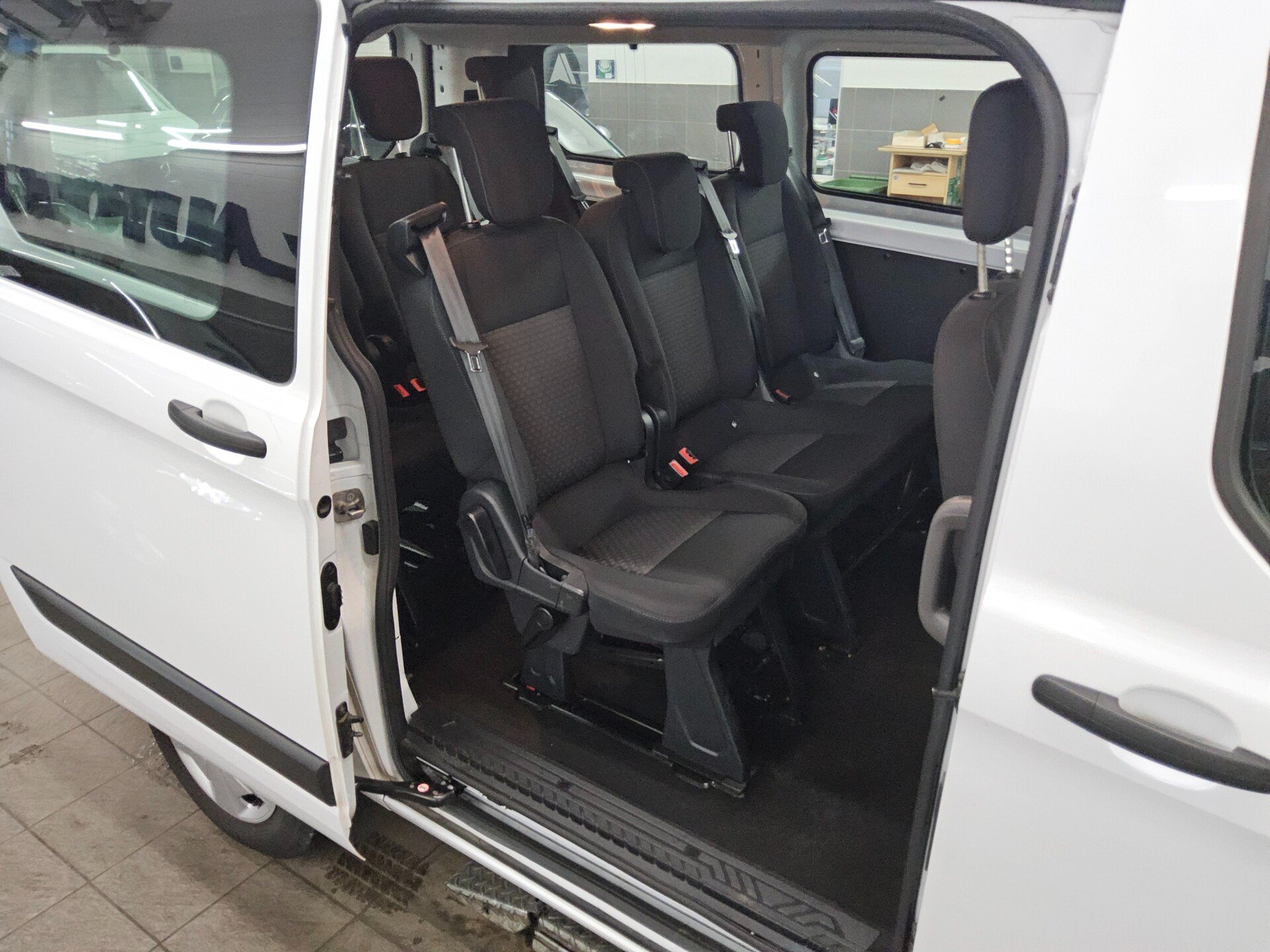 Ford Transit Custom 2.0 EB Trend L1 8-Sitzer Navi PDC 13