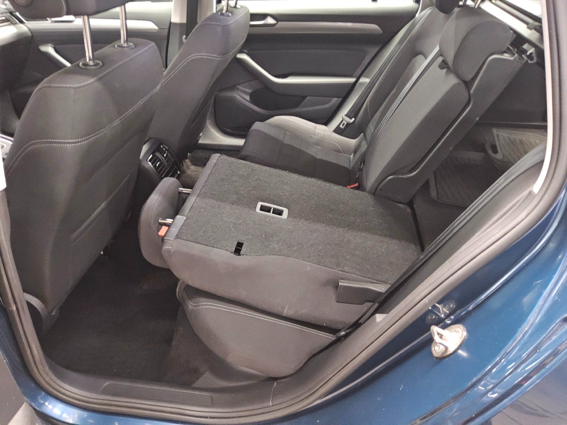 Volkswagen Passat Variant 2.0 TDI Business Navi LED Shz StHzg. RFK 12