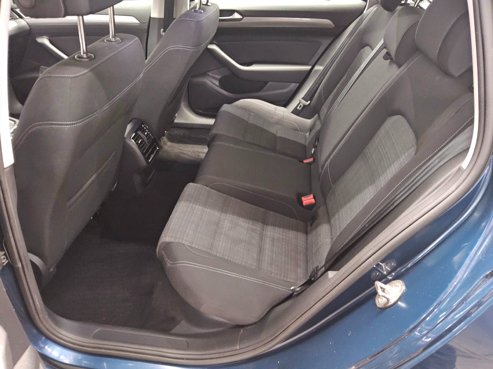 Volkswagen Passat Variant 2.0 TDI Business Navi LED Shz StHzg. RFK 13