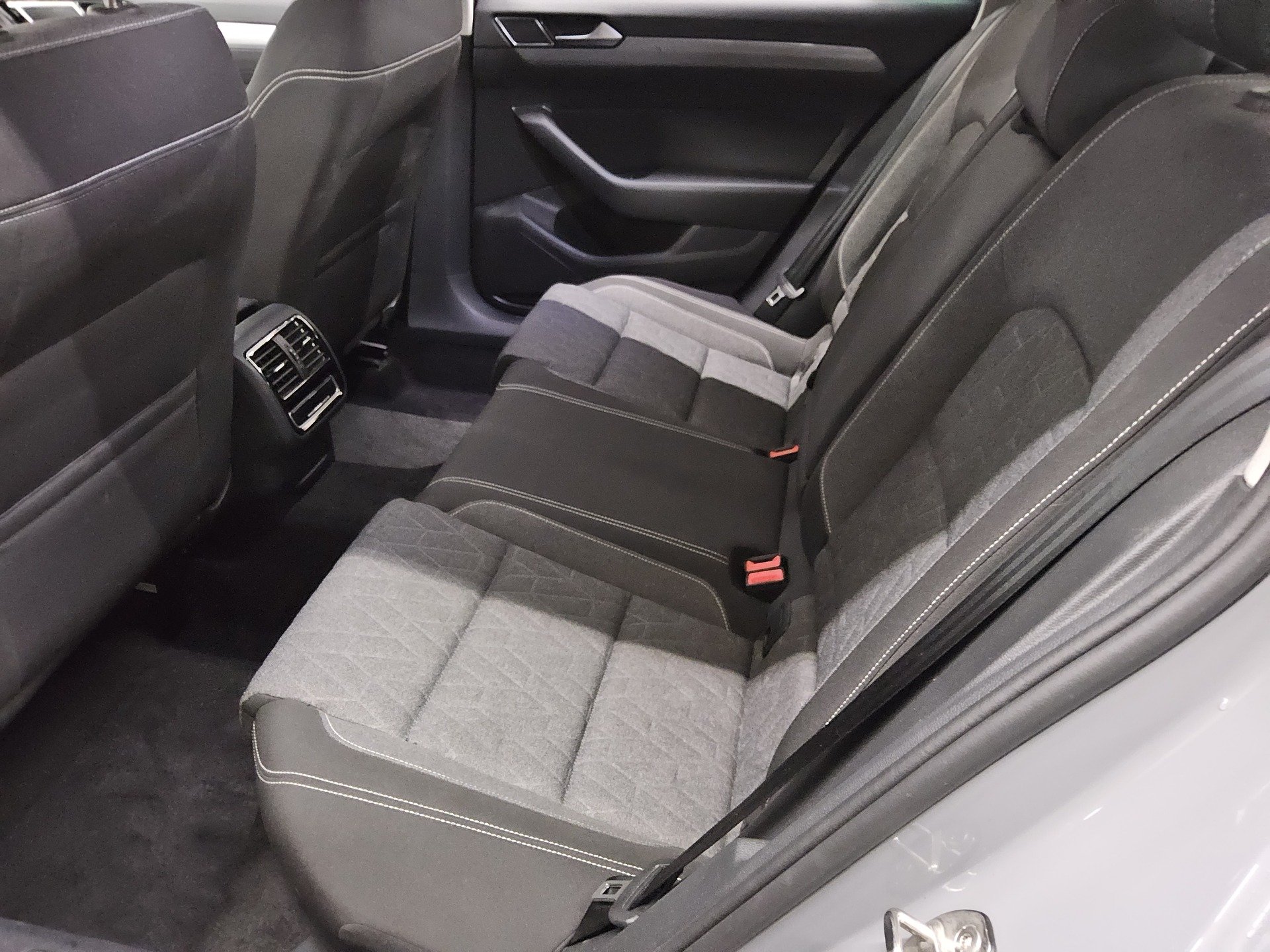 Volkswagen Passat Var. 2.0 TDI Business Navi RfK LED ACC 13