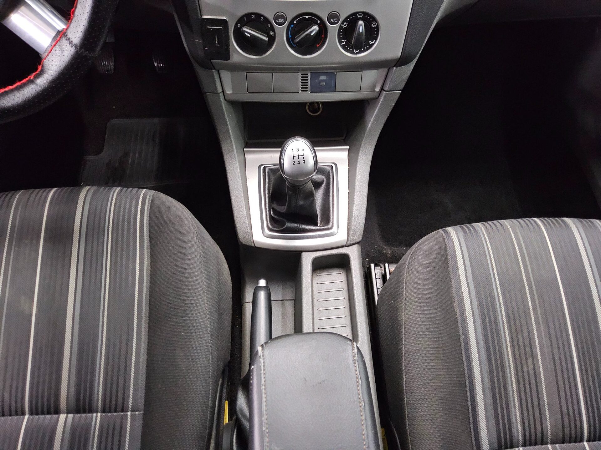 Ford Focus Turnier 1.6 TDCi Style Klima AHK Navi BT 6