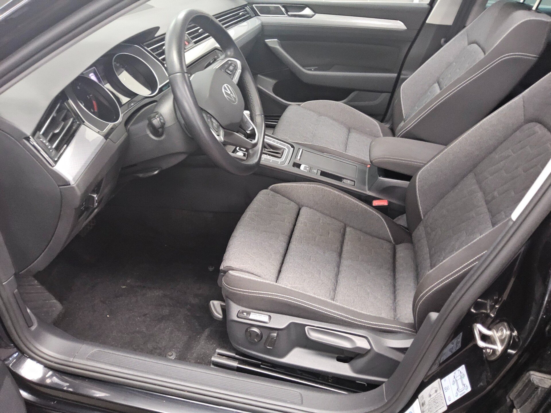 Volkswagen Passat Var. 2.0 TDI Business Navi LED Pano AHK 8