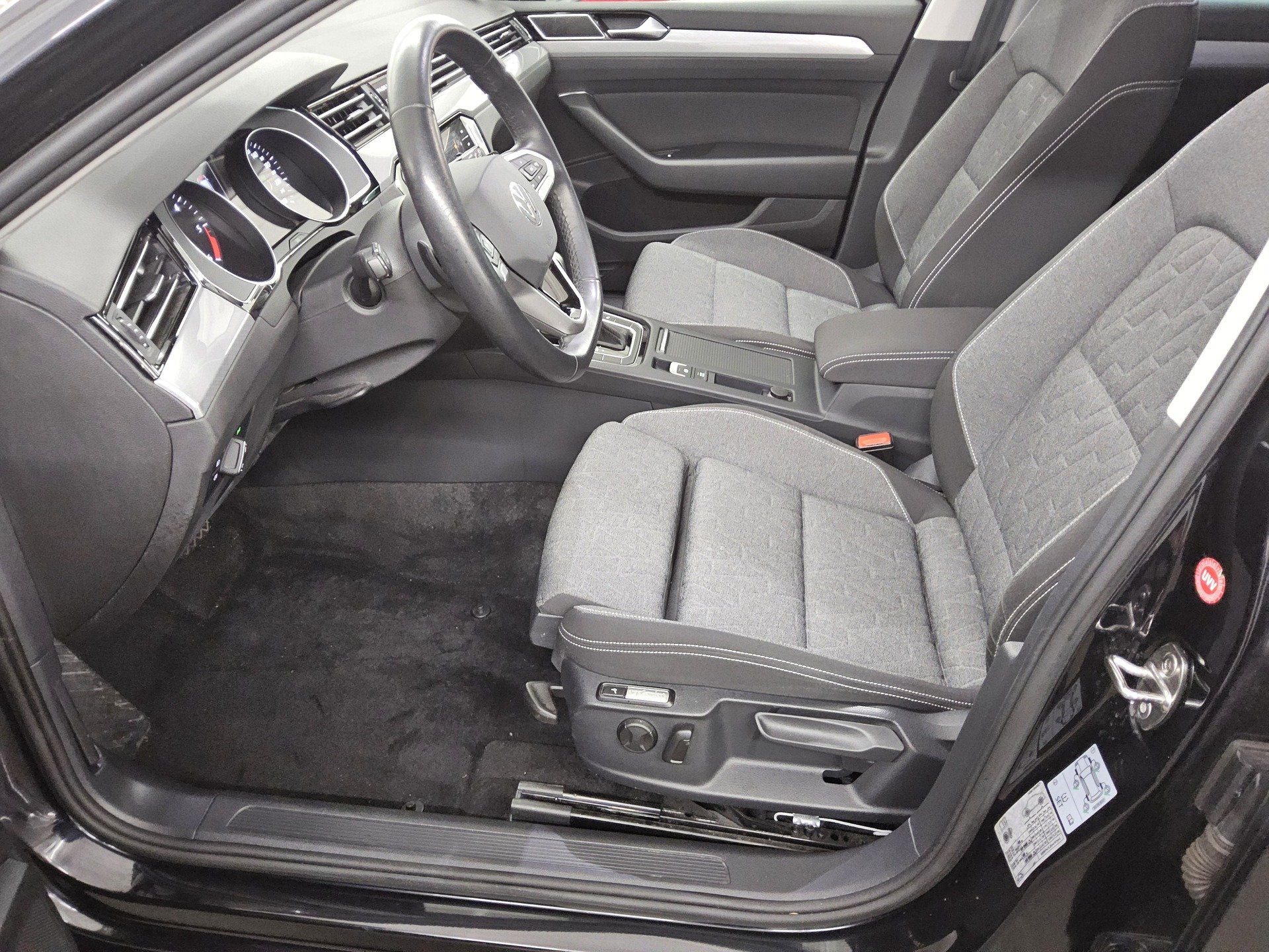 Volkswagen Passat Var. 2.0 TDI Business Navi LED Pano Sthzg 8