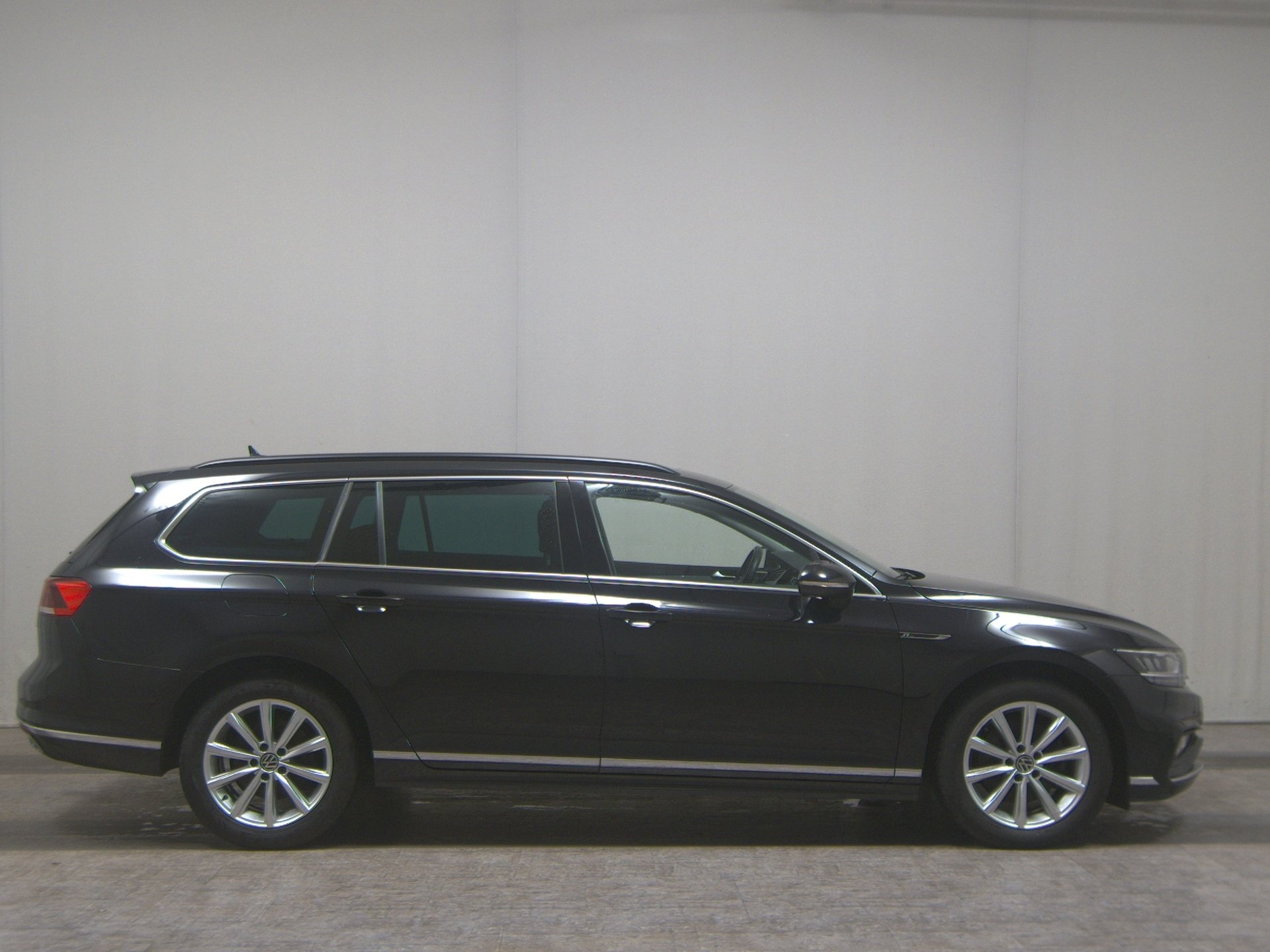 Volkswagen Passat Var. 2.0 TDI R-Line Navi LED AID RFK