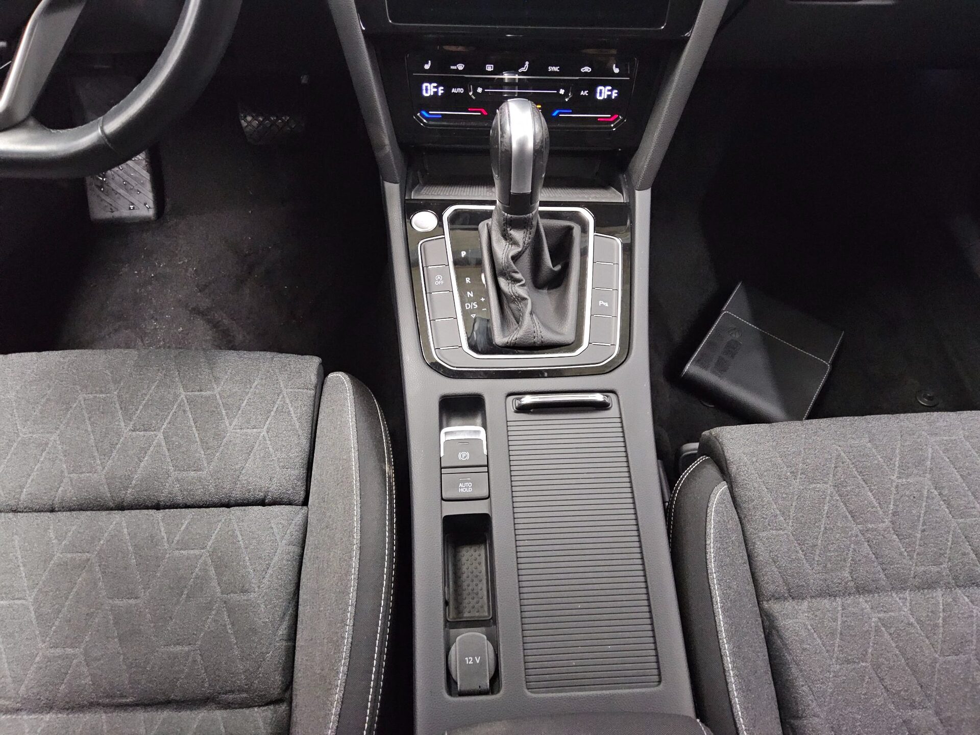Volkswagen Passat Var. 2.0 TDI R-Line Navi LED AID RFK 6