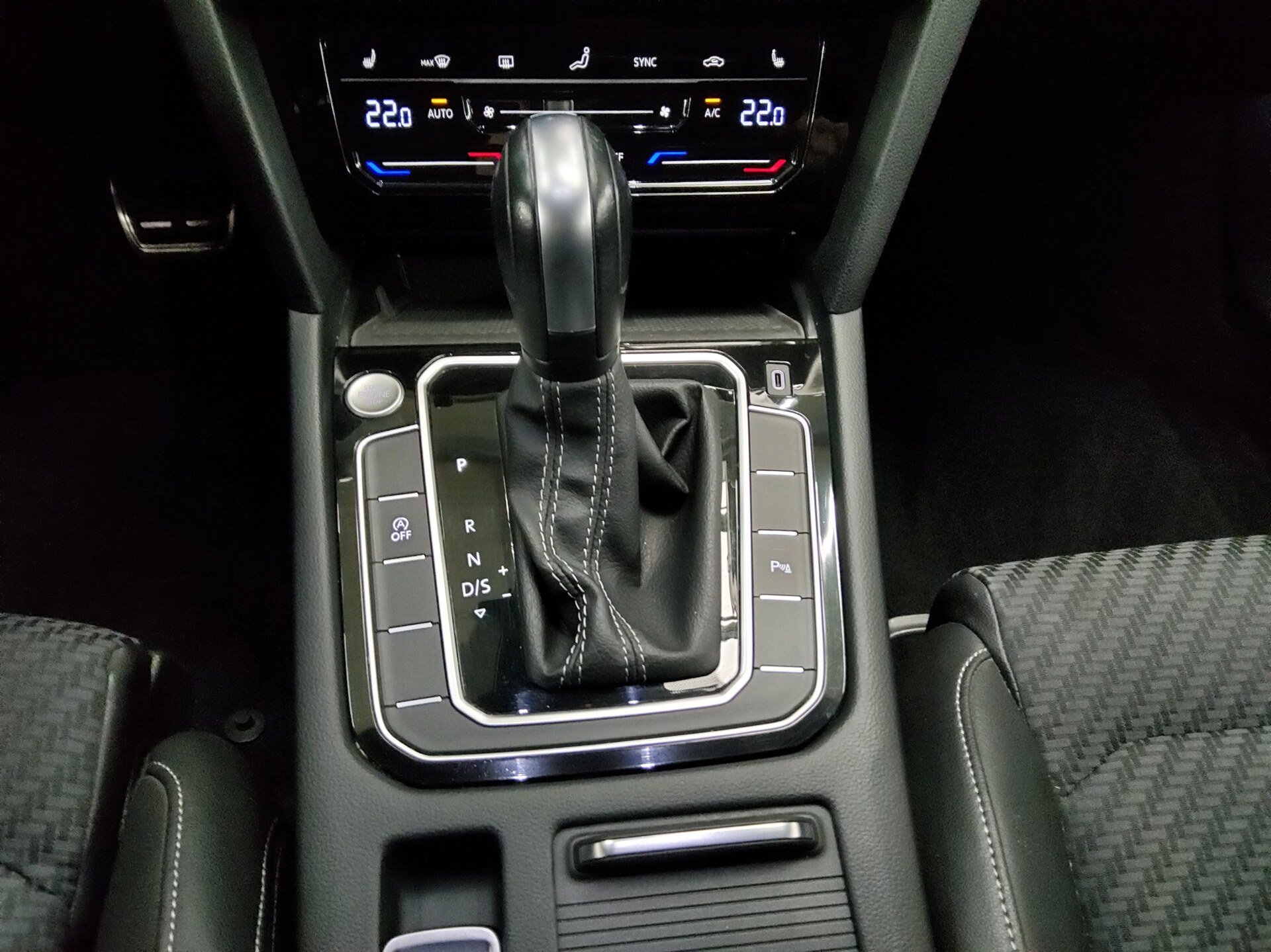 Volkswagen Passat Var. 2.0 TDI R-Line T-Leder Navi LED AHK 6