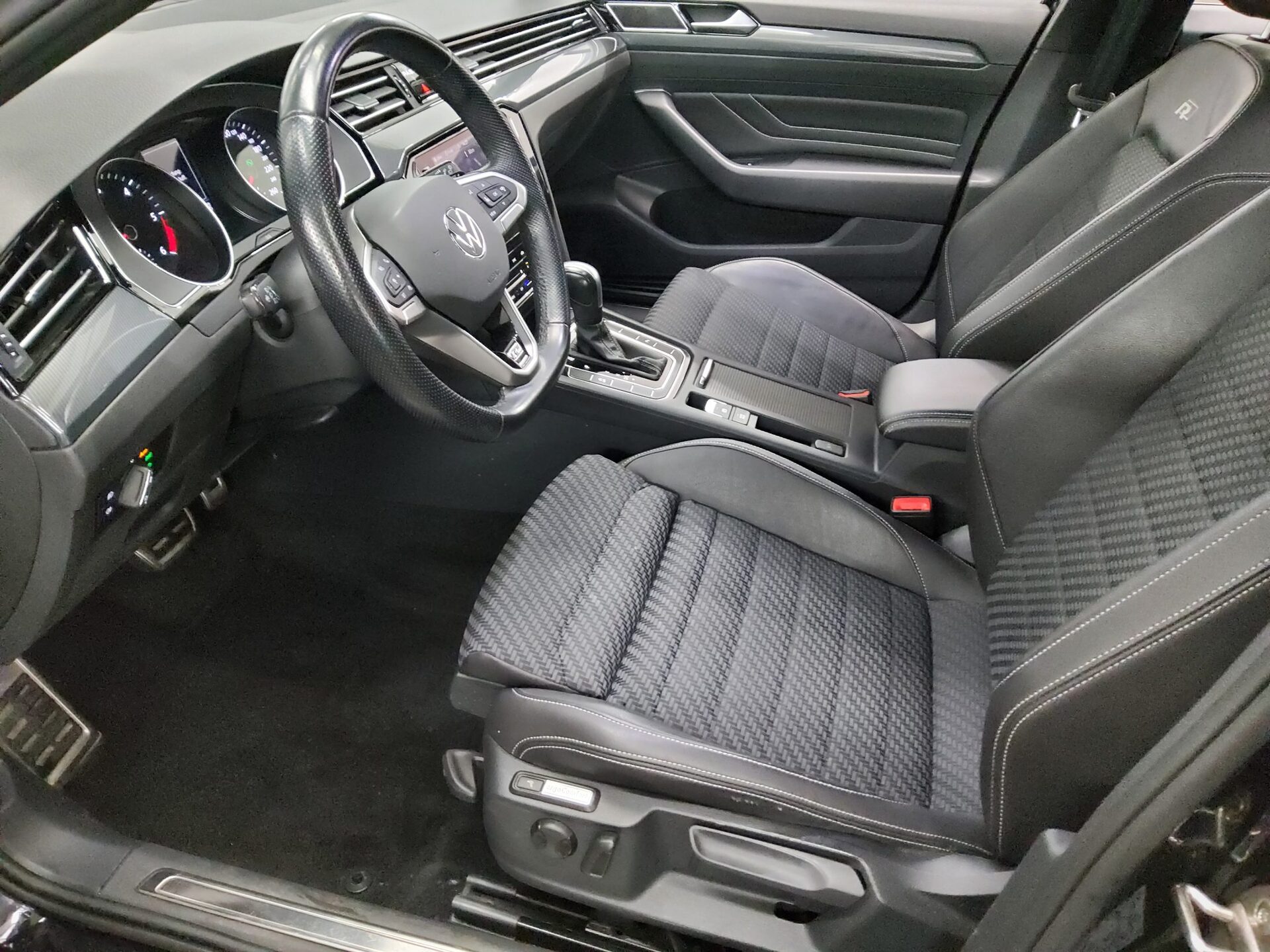 Volkswagen Passat Var. 2.0 TDI R-Line T-Leder Navi LED AHK 8