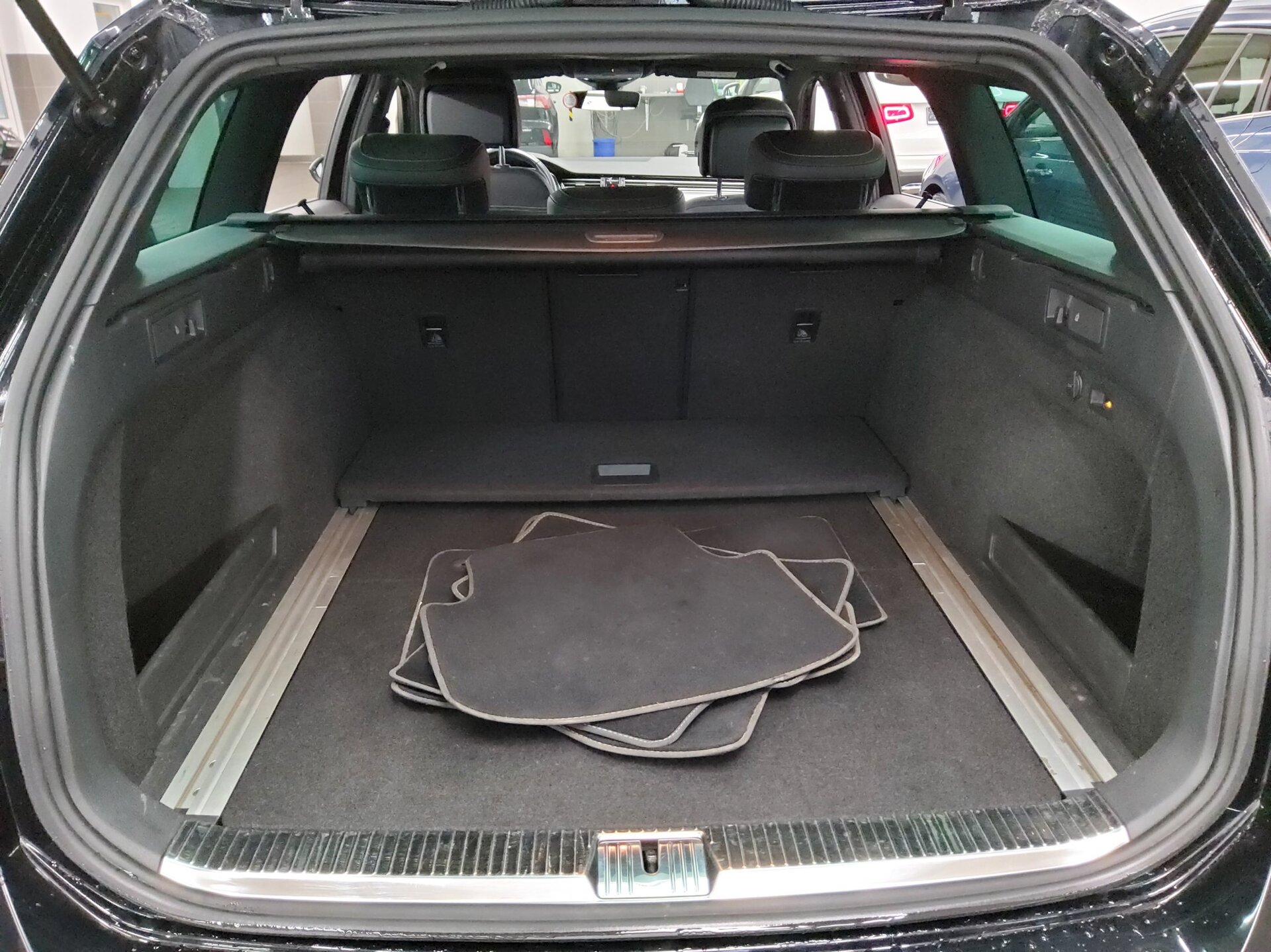 Volkswagen Passat Var. 2.0 TDI R-Line T-Leder Navi LED AHK 12