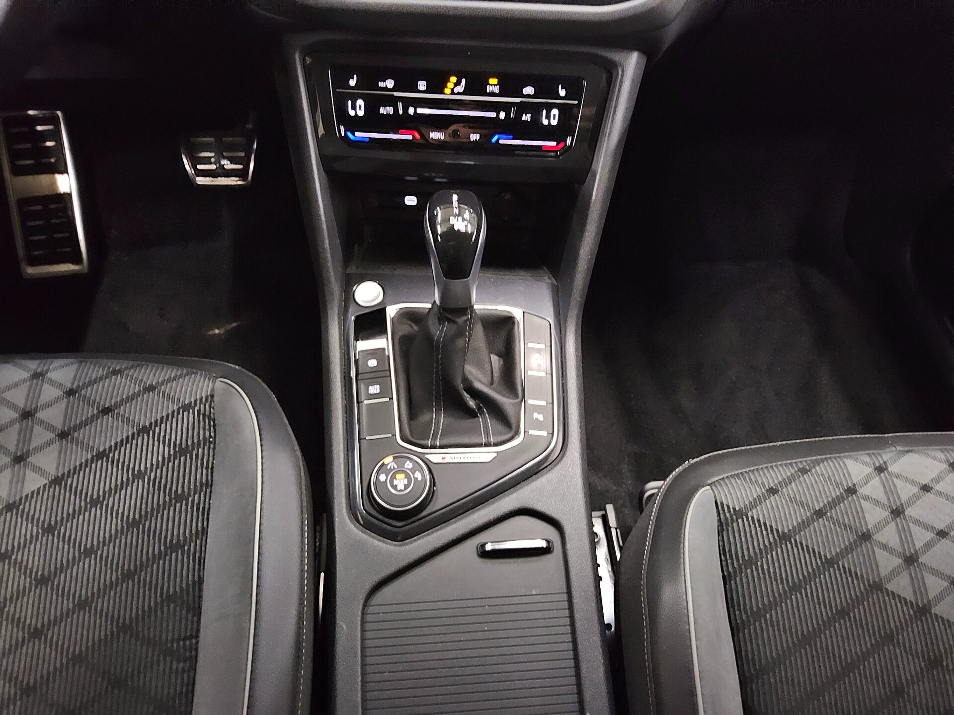 Volkswagen Tiguan Allspace 2.0 TDI 4M R-Line Navi LED HuD 6