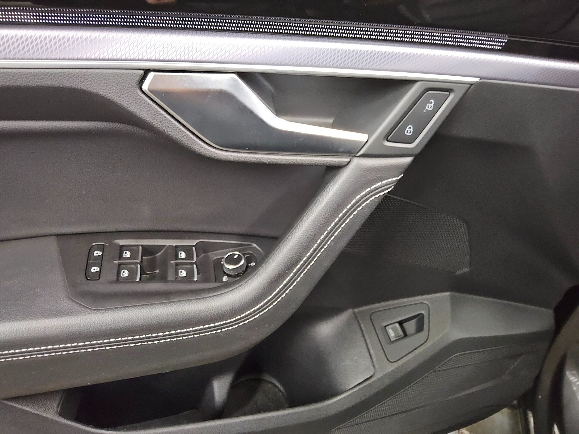 Volkswagen Touareg 3.0 TDI 4M R-Line Leder Navi LED AID Shz 10
