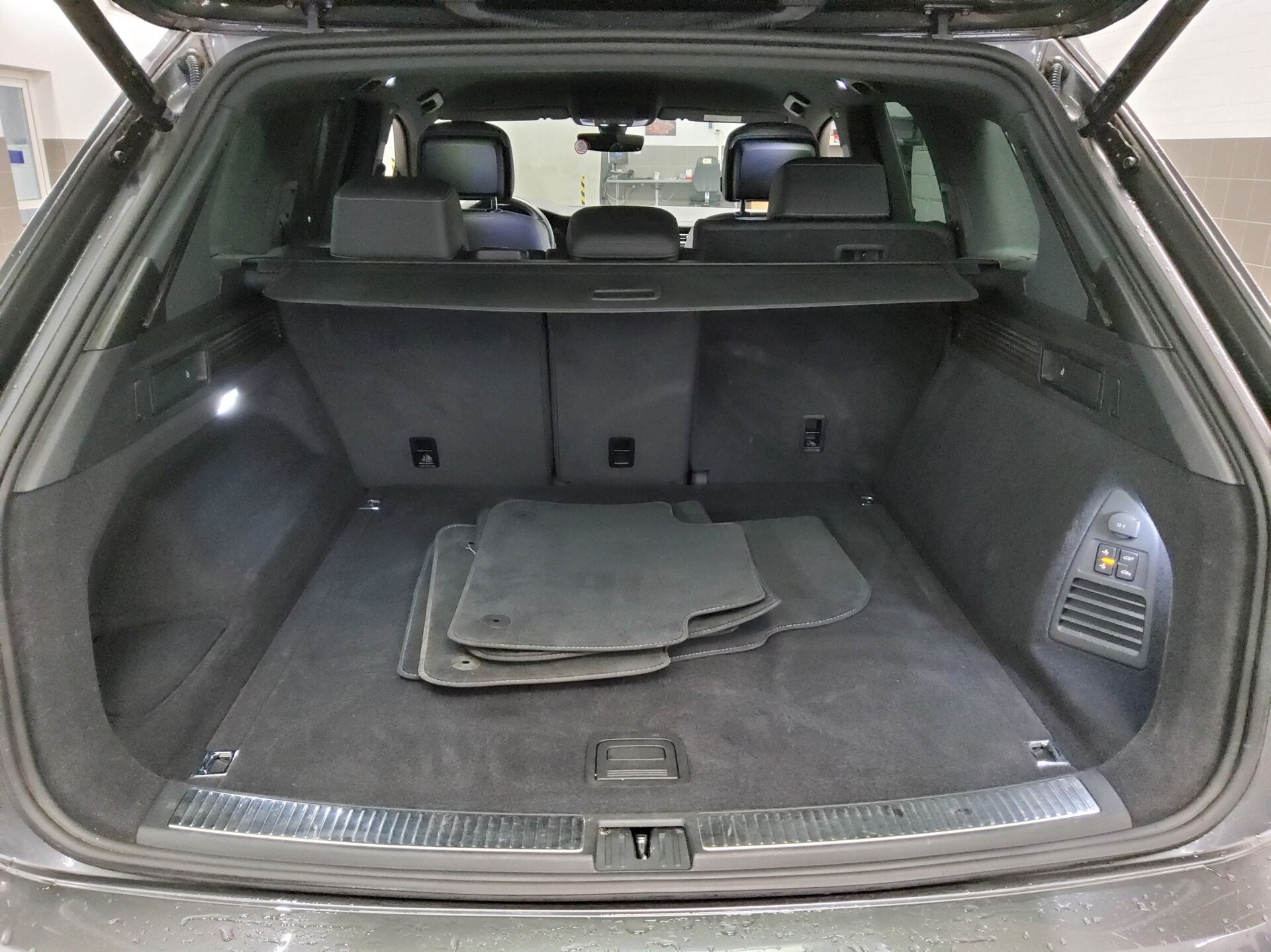 Volkswagen Touareg 3.0 TDI 4M R-Line Leder Navi LED AID RfK 13