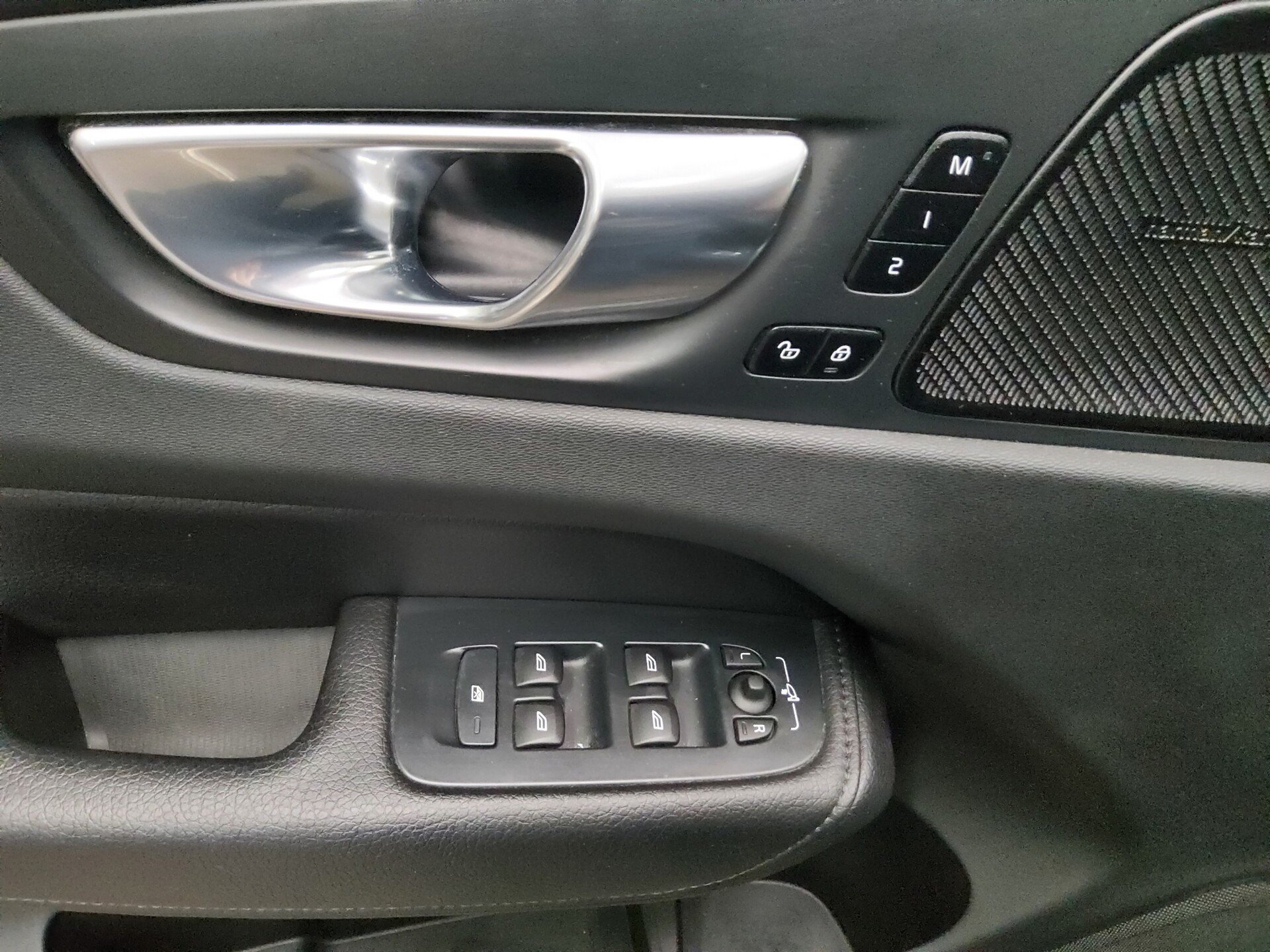 Volvo XC60 B4 Momentum Leder Navi LED RfK AHK Sound 10