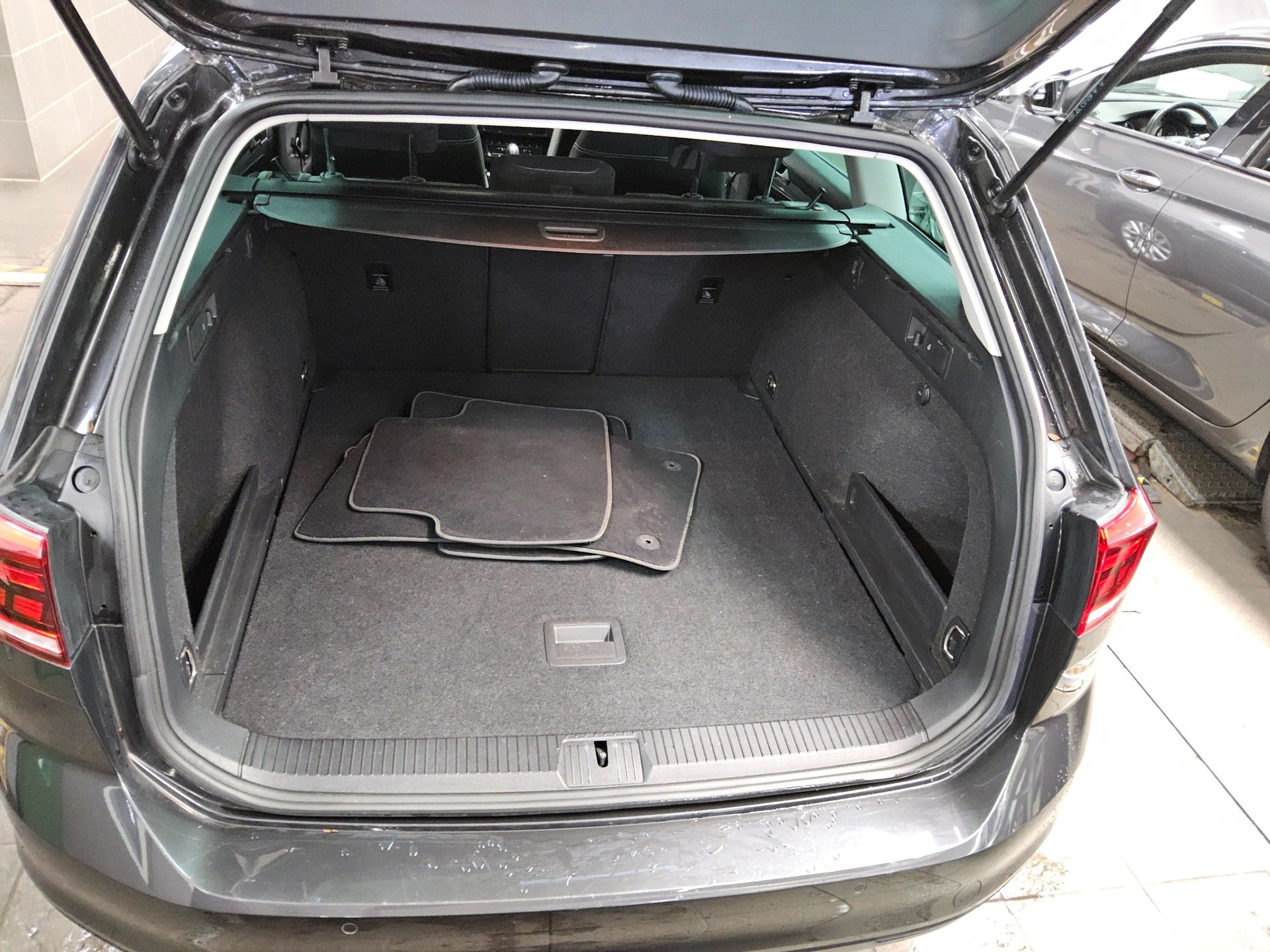 Volkswagen Passat Var. 1.5 TSI Business Navi LED RfK PDC BT 11