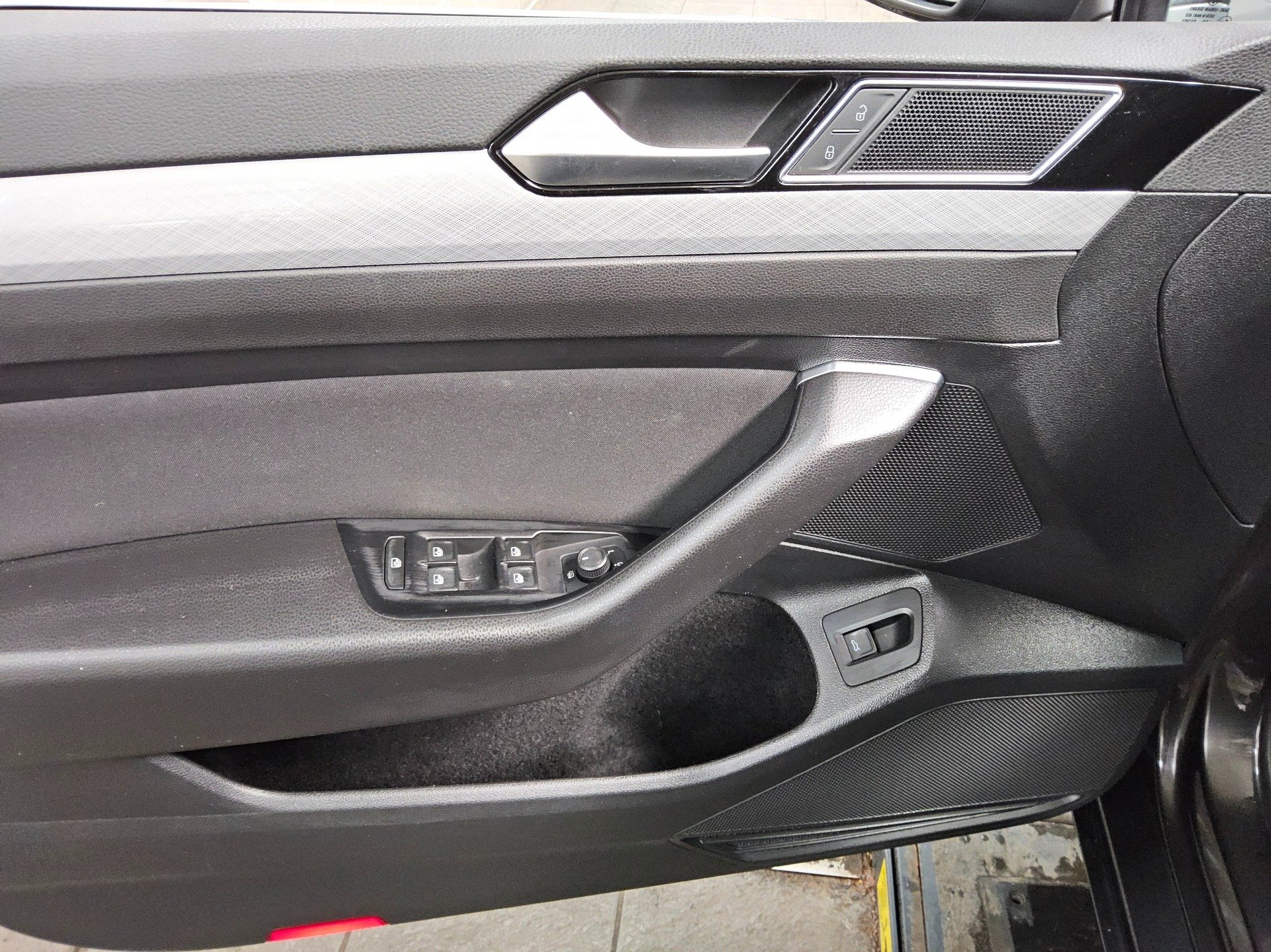 Volkswagen Passat Var. 1.5 TSI Business Navi LED RfK PDC BT 9