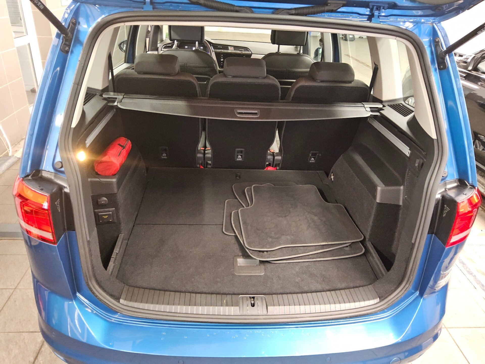 Volkswagen Touran 2.0 TDI Comf. Navi AID ACC Shz PDC BT 12