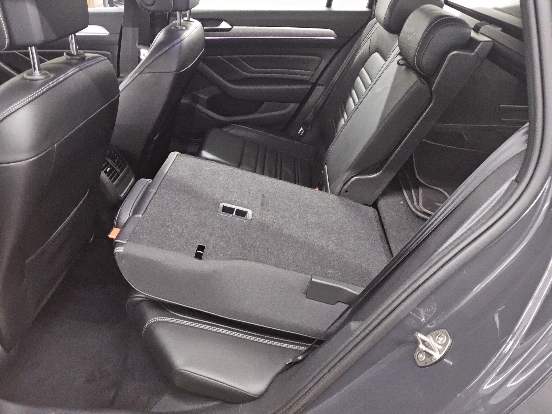 Volkswagen Passat Var. 2.0 TDI R-Line Leder Navi Matrix AHK 12