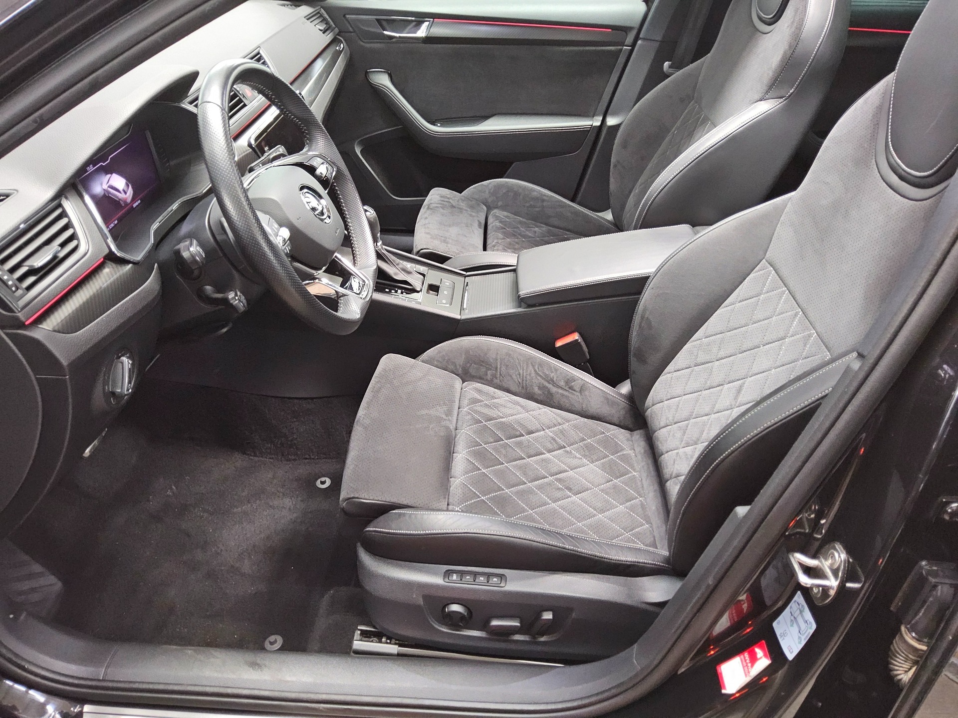 Skoda Superb Kombi 1.4 TSI iV SportLine Nav vc LED AHK 9