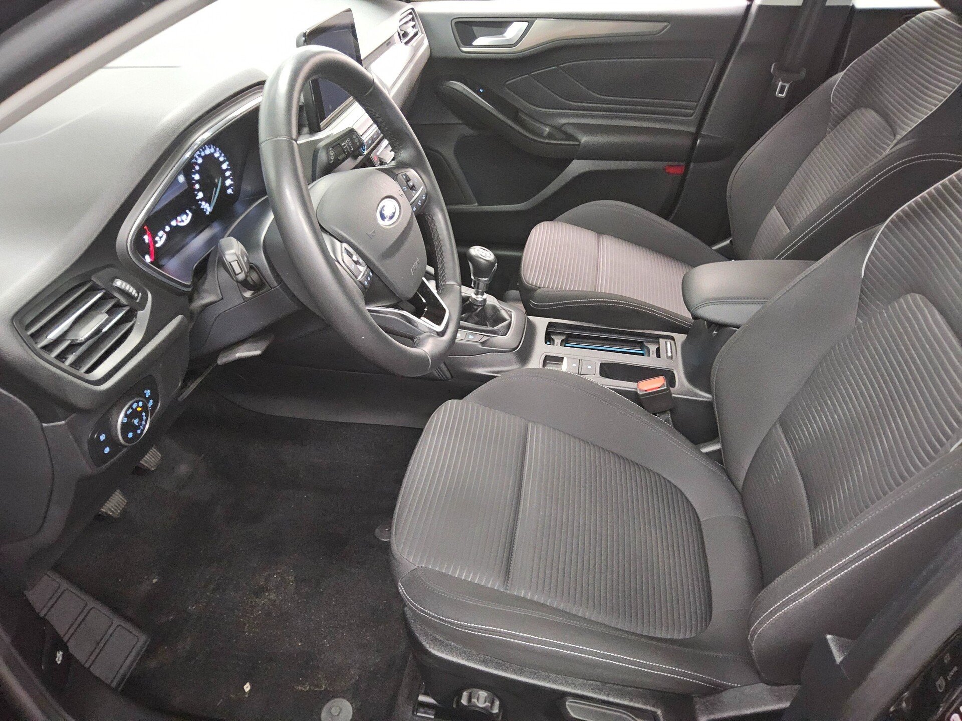 Ford Focus Turnier 1.0 EB Titanium Navi LED Tempomat 8