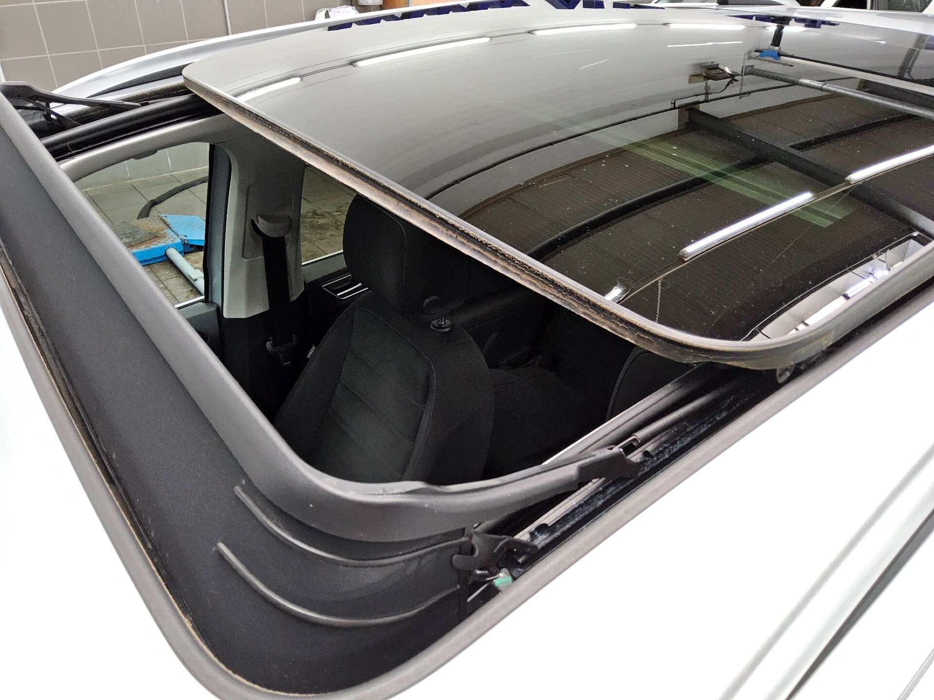 Volkswagen Touran 2.0 TDI Highline Navi LED AID Pano AHK 12