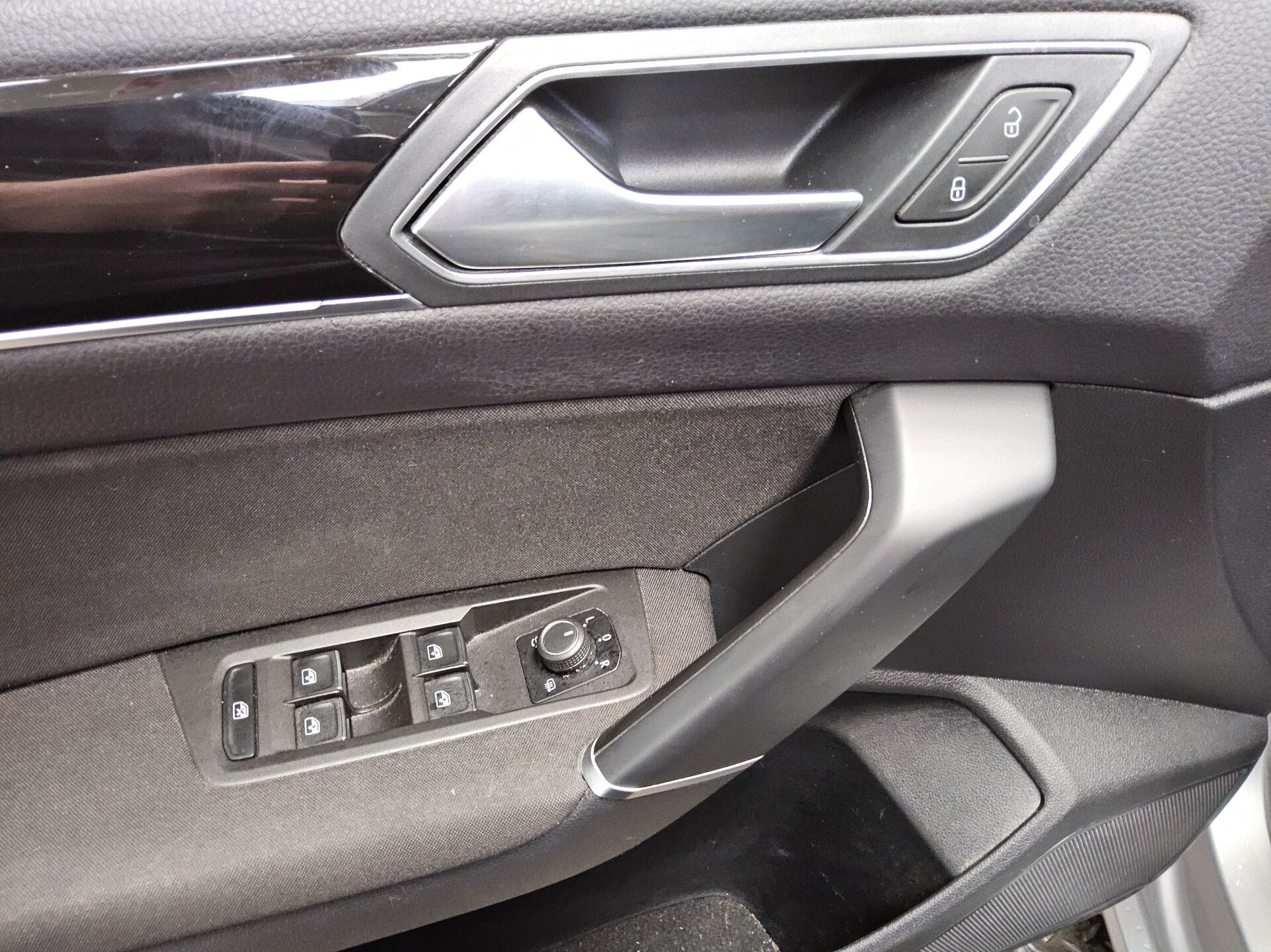 Volkswagen Touran 2.0 TDI Highline Navi LED AID Pano AHK 10